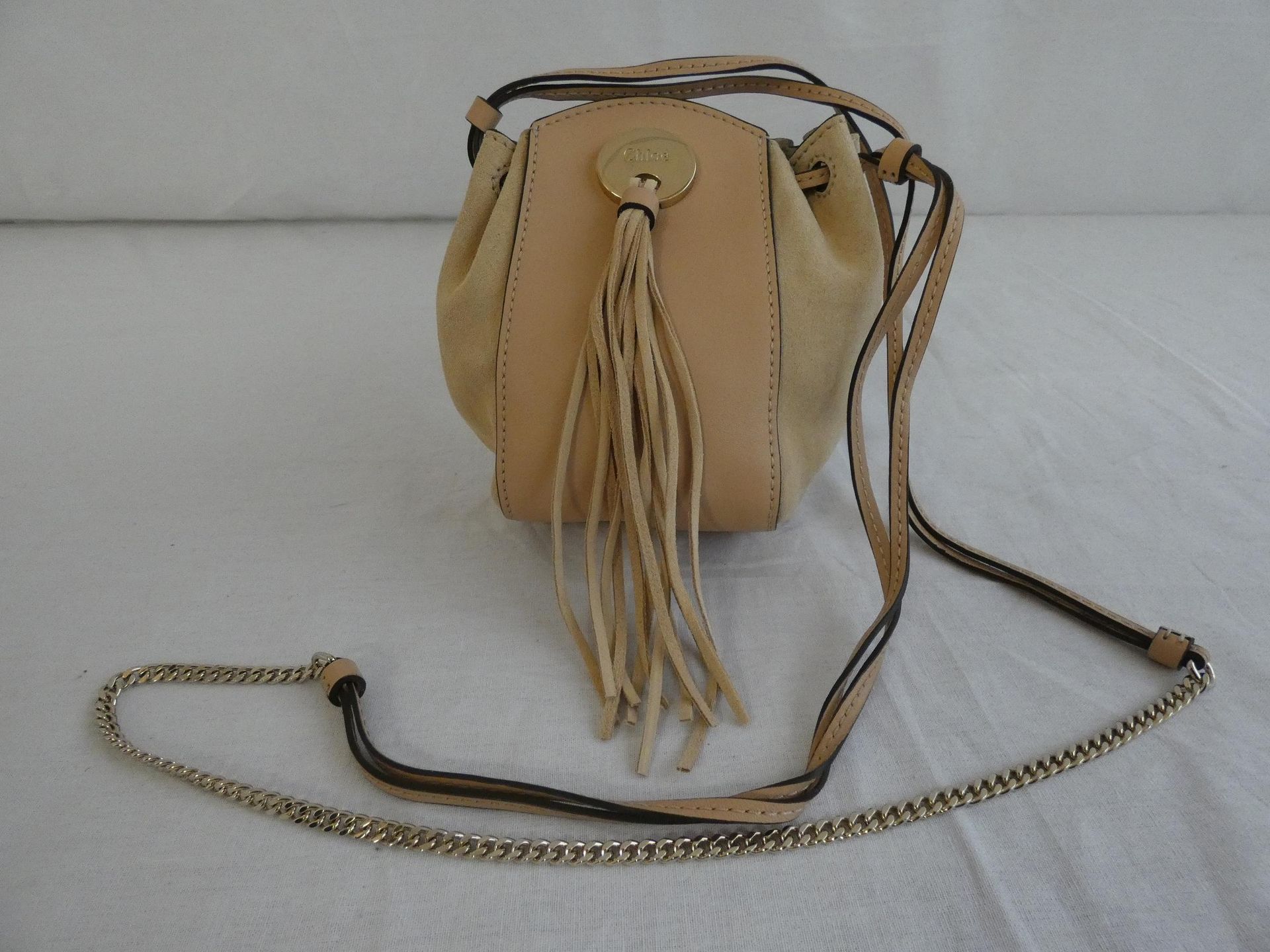 Null 
	CHLOE

Mini purse in suede and nude calfskin, closure by a sliding link, &hellip;