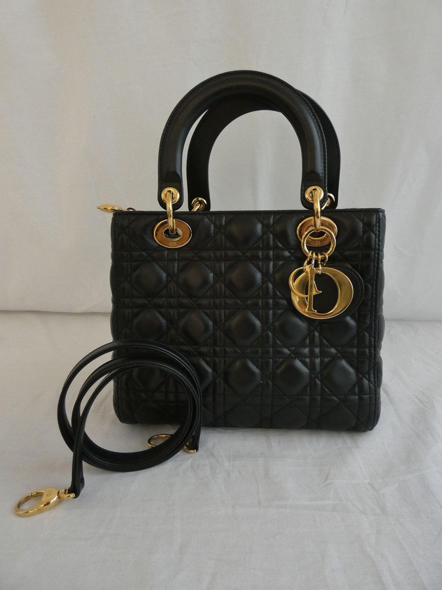 Null 
	Christian DIOR Jahr 2014

24cm 'Lady Dior' Tasche aus schwarzem Lammleder&hellip;