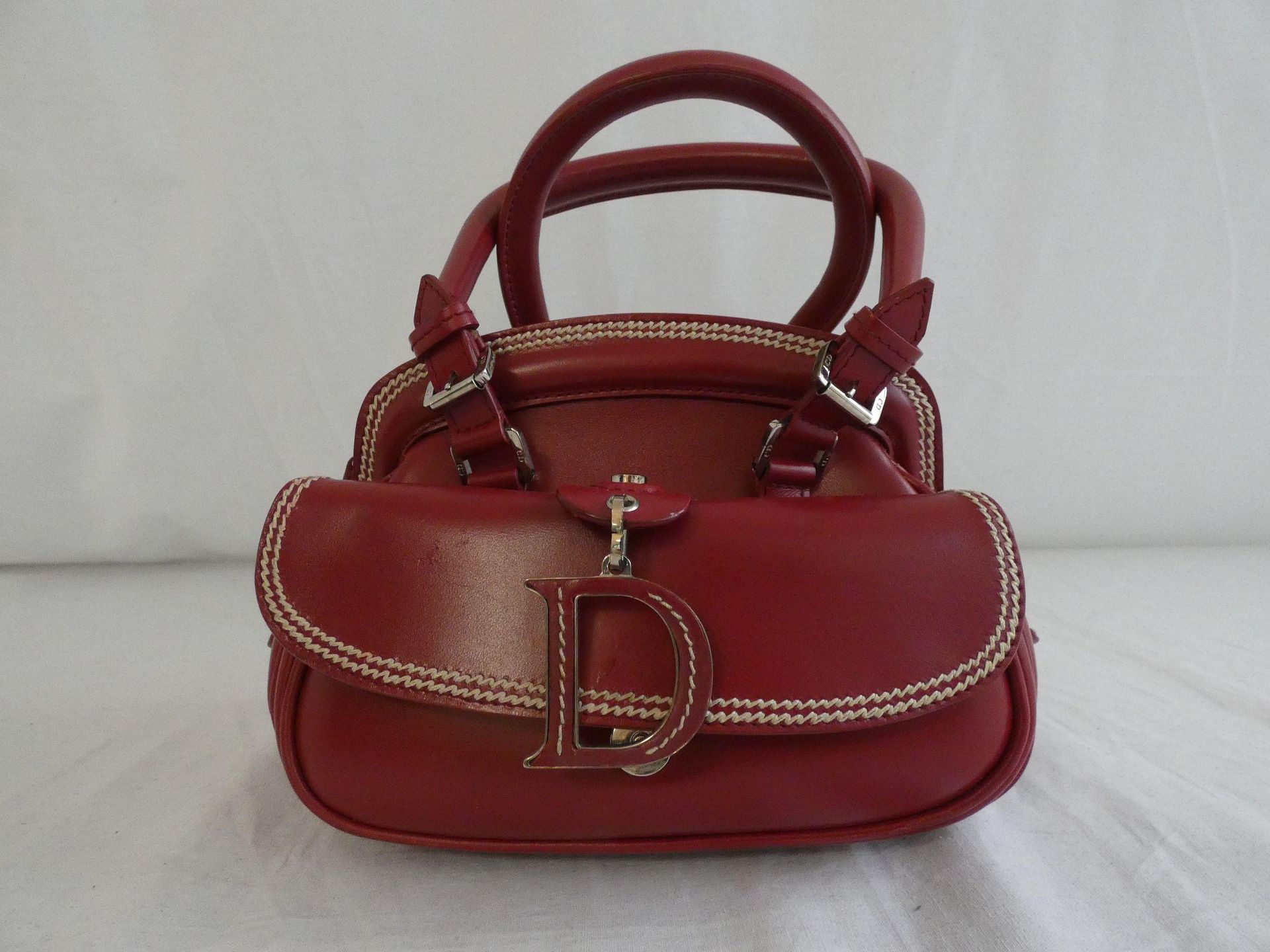 Null 
	Christian DIOR par John Galliano - année 2004

Sac 20cm en veau bordeaux &hellip;