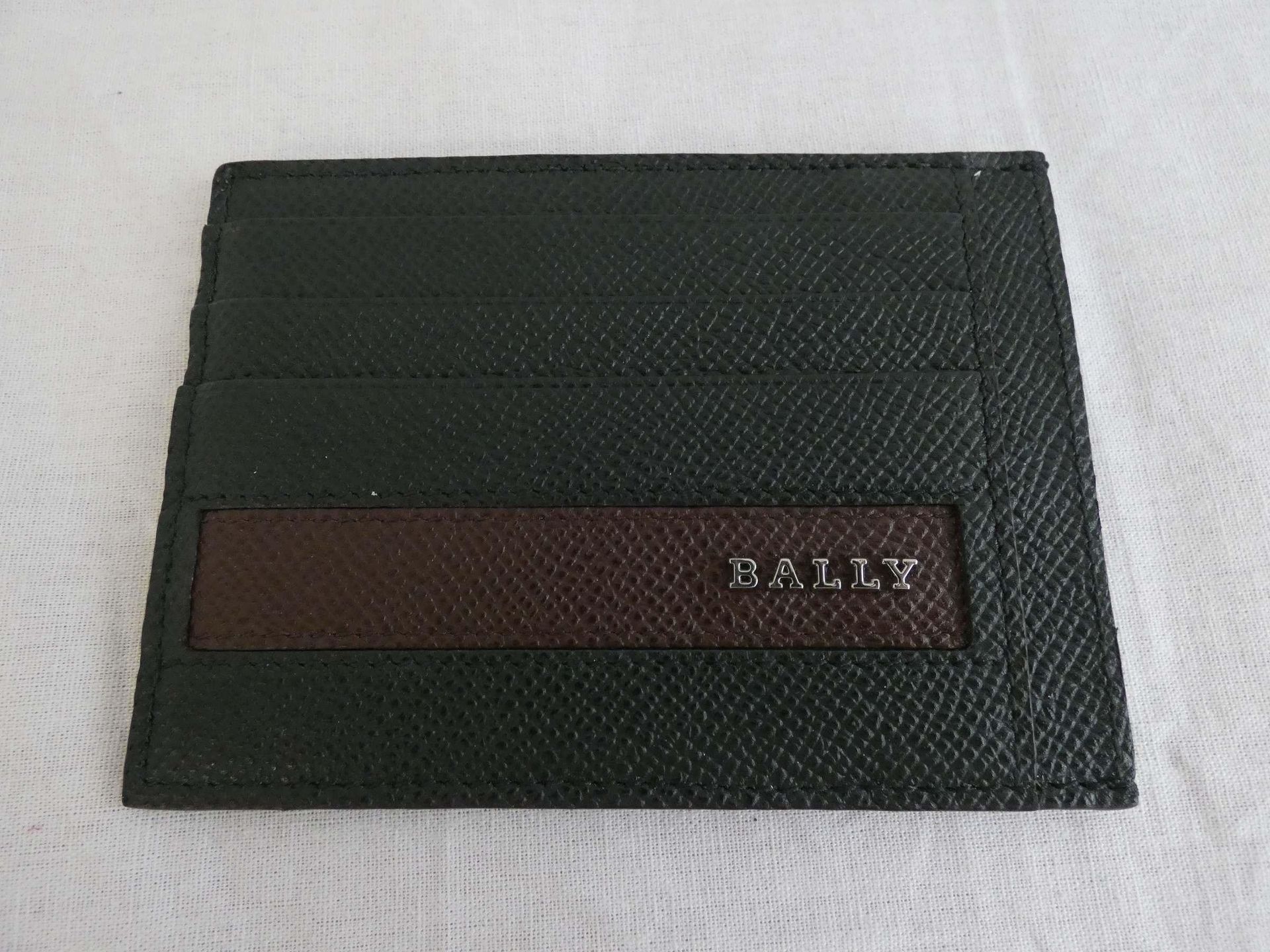 Null 
	 BALLY

Card holder in green, burgundy grained calfskin.

Good delivered &hellip;