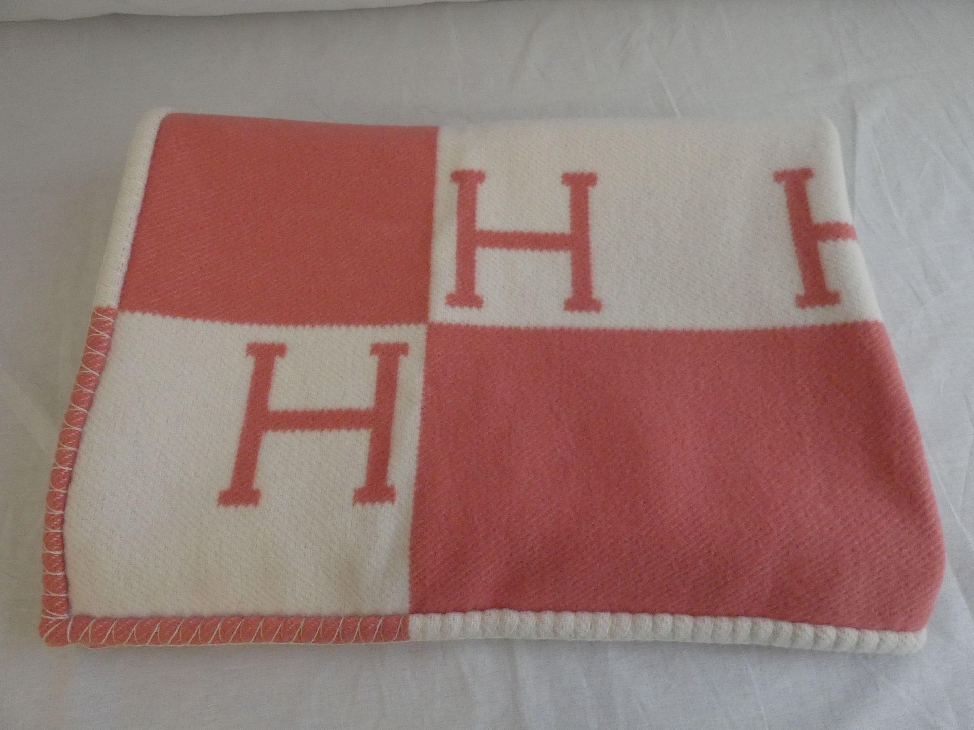Null 
	HERMES Paris 英国制造 - 儿童系列

"Avalon "婴儿毯，采用美丽诺羊毛和羊绒，红莓粉色，白色。尺寸：100 x 140cm。&hellip;