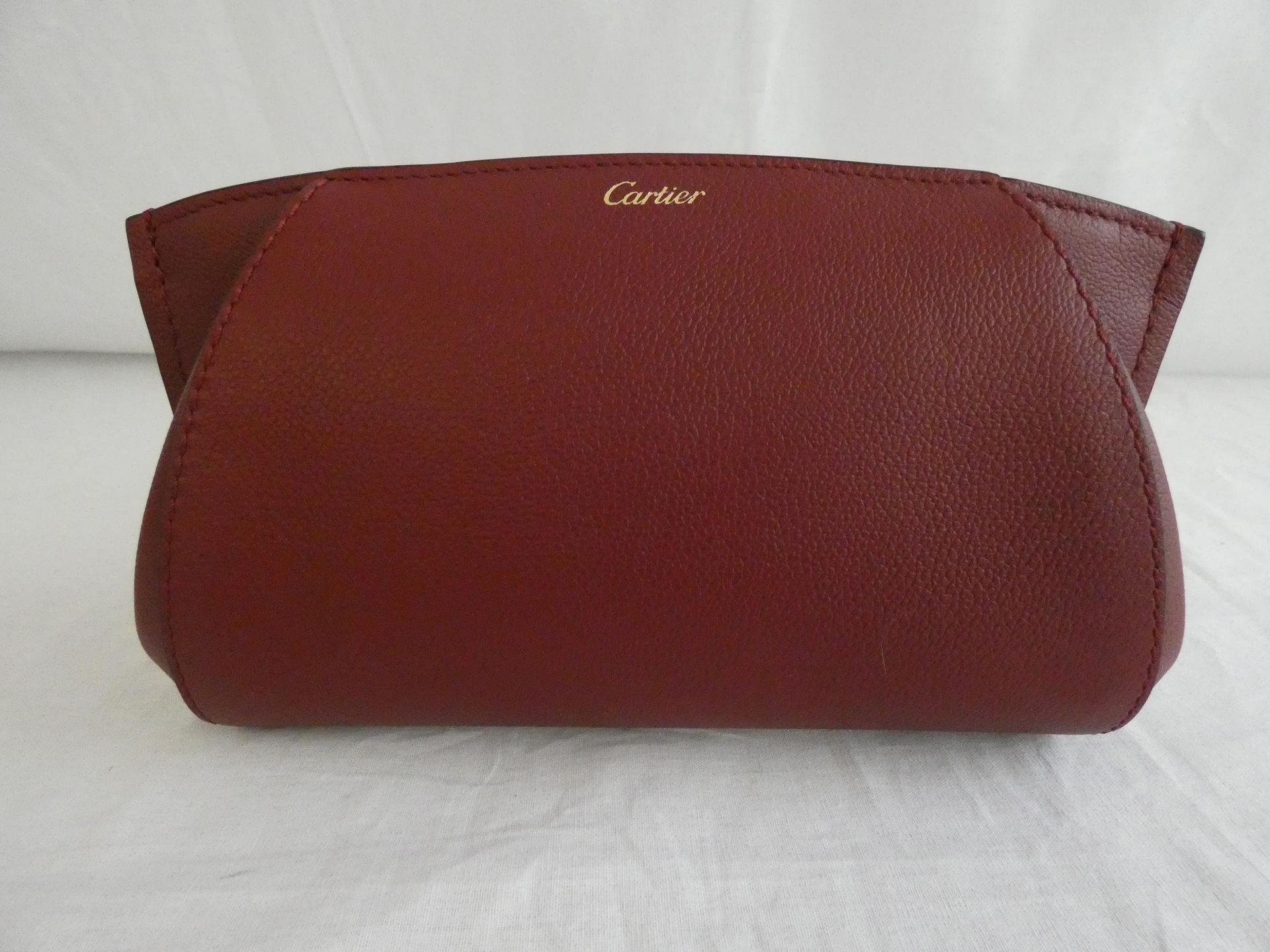 Null 
	CARTIER

Clutch bag 20cm in burgundy grained calf, zipper closure. Very g&hellip;