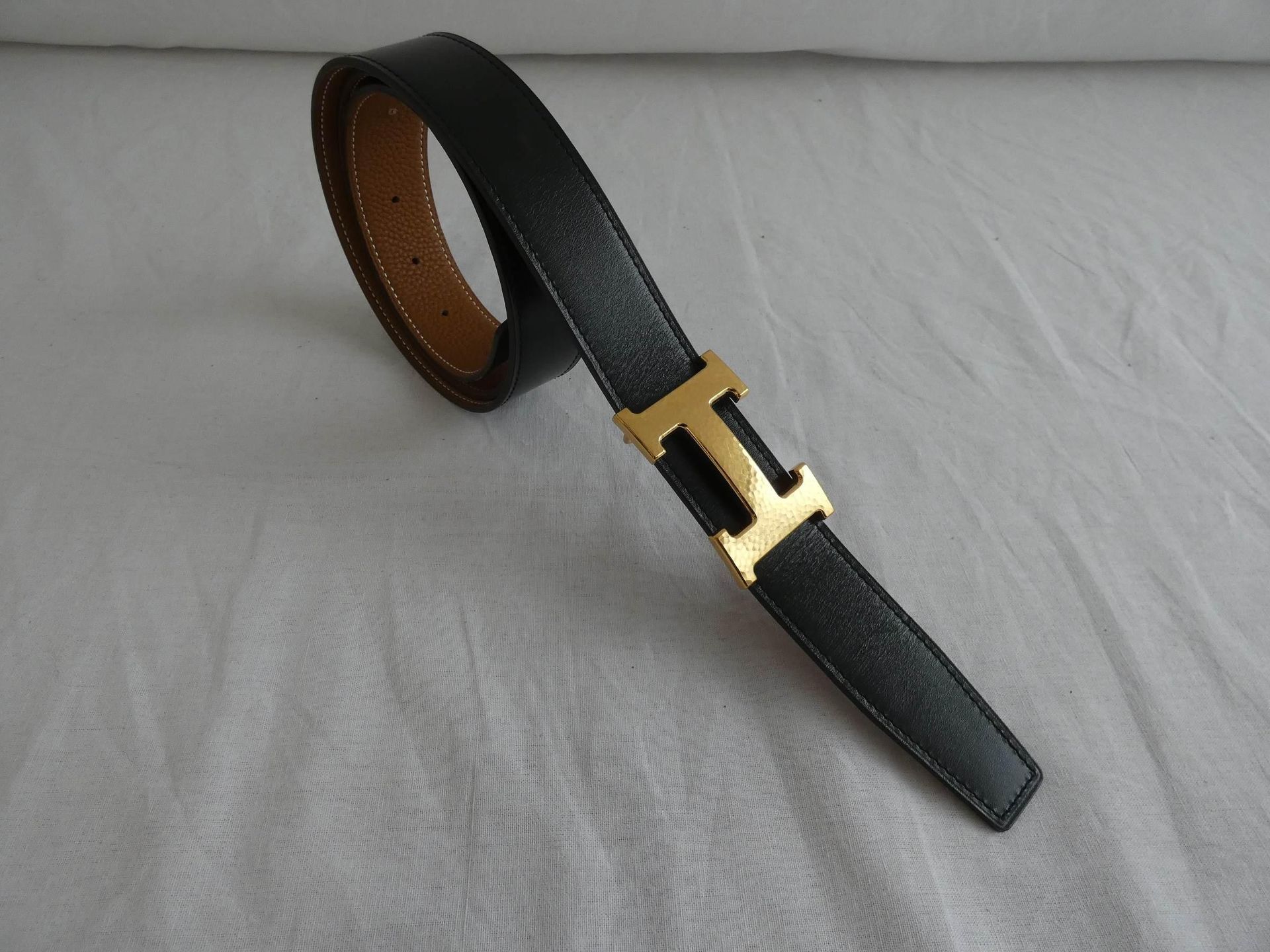 Null 
	HERMES Paris made in France

Cintura reversibile da 32 mm in pelle di vit&hellip;