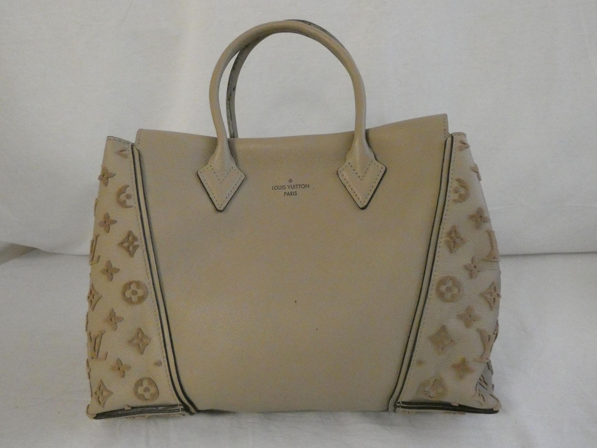Null 
	Louis VUITTON year 2014

Bag 'W Tote' 33cm in taupe grained calf and Mono&hellip;