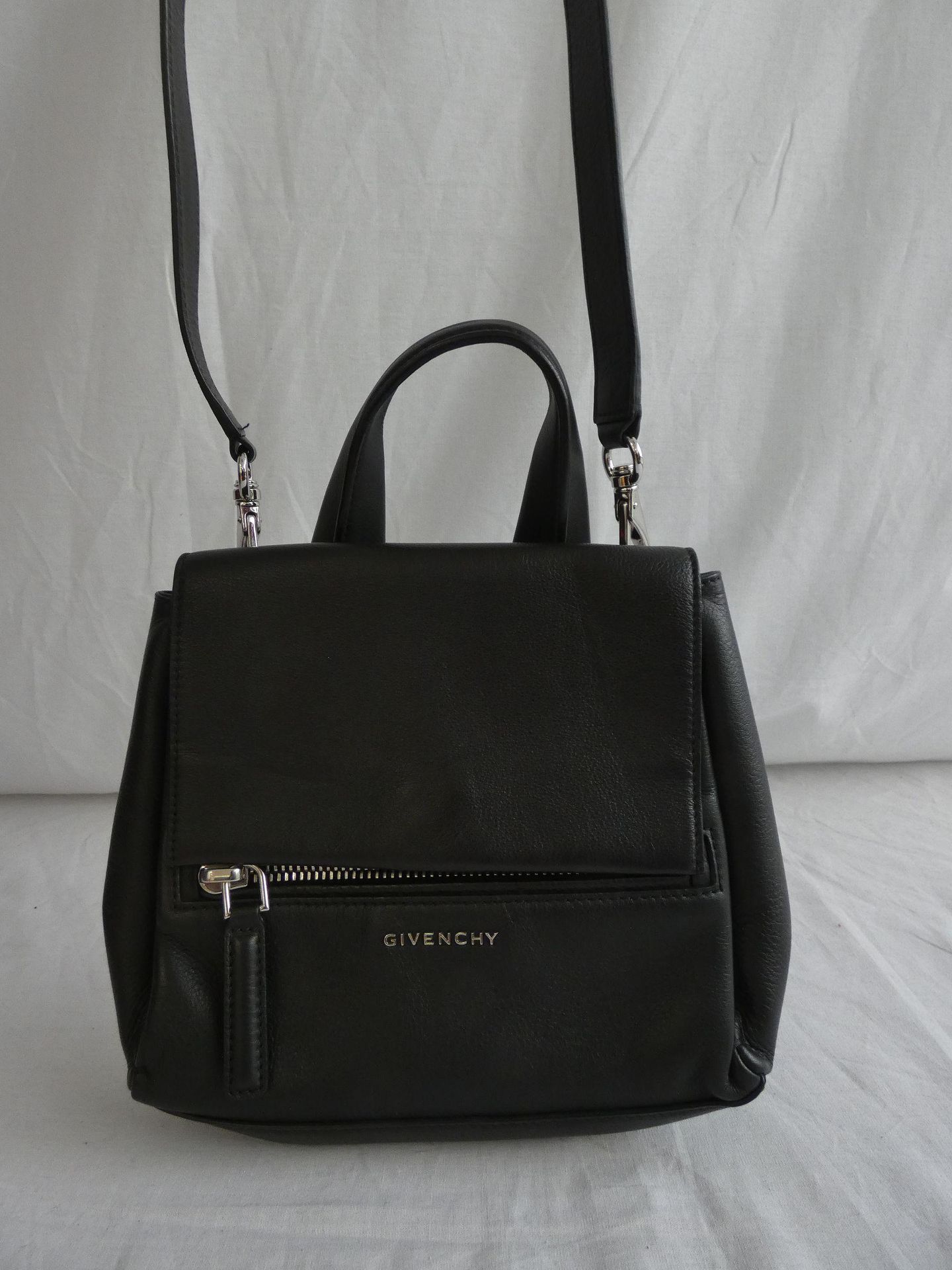 Null 
	GIVENCHY

Sac 23cm en veau noir, fermeture pression sur rabat, poche exté&hellip;