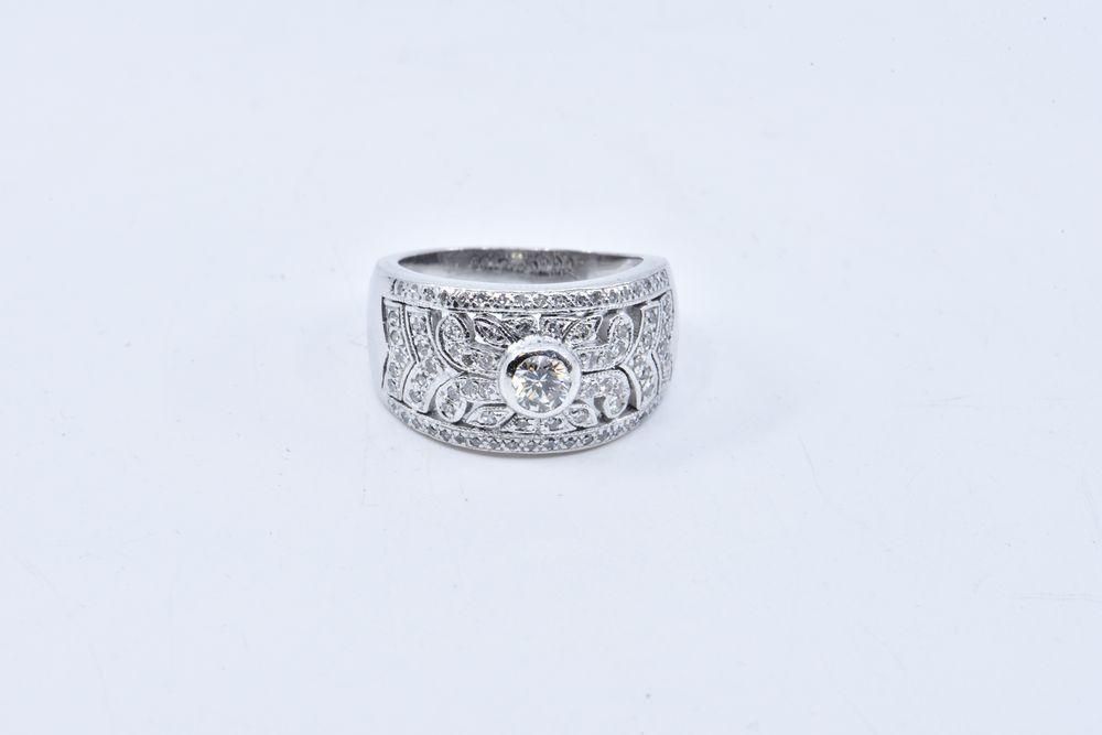 Null 
	 Bague bandeau ajourée sertie clos d'un diamant de taille brillant pesant&hellip;
