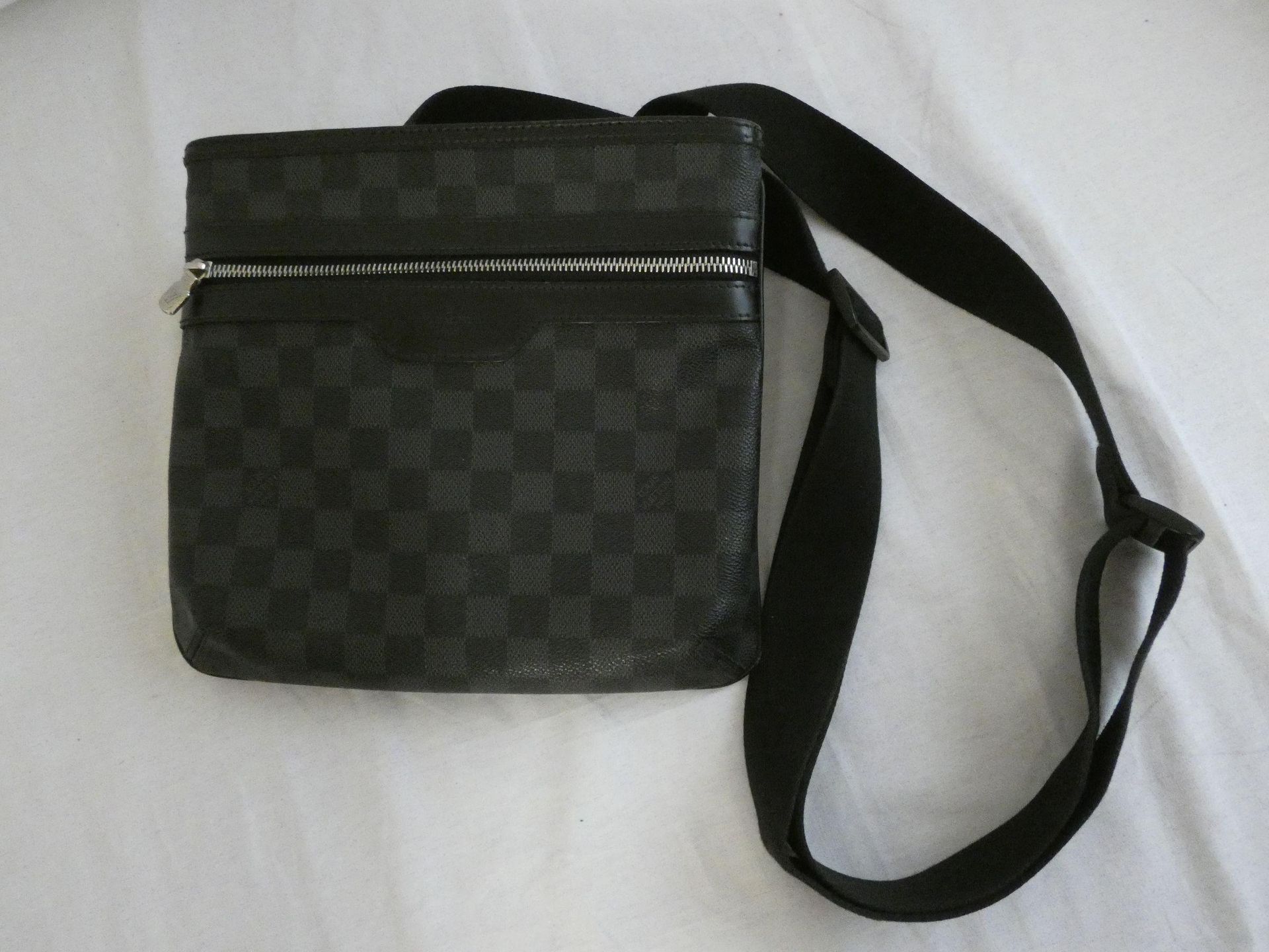 Null 
	Louis VUITTON year 2009

Bag 26cm in graphite checkerboard canvas and bla&hellip;