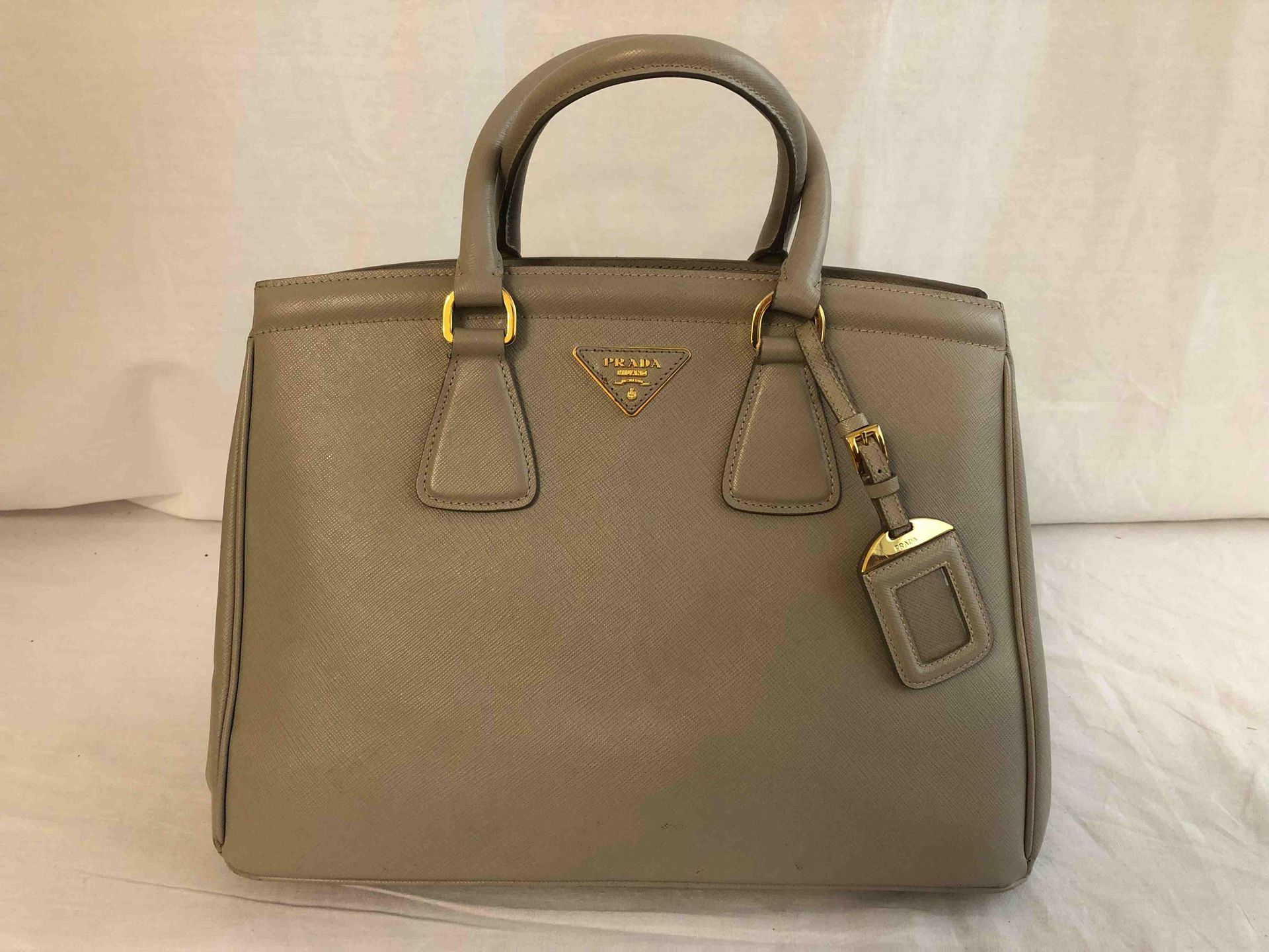 Null 
	PRADA

Bag 34cm in grey saffiano calfskin, snap closures, double handle. &hellip;