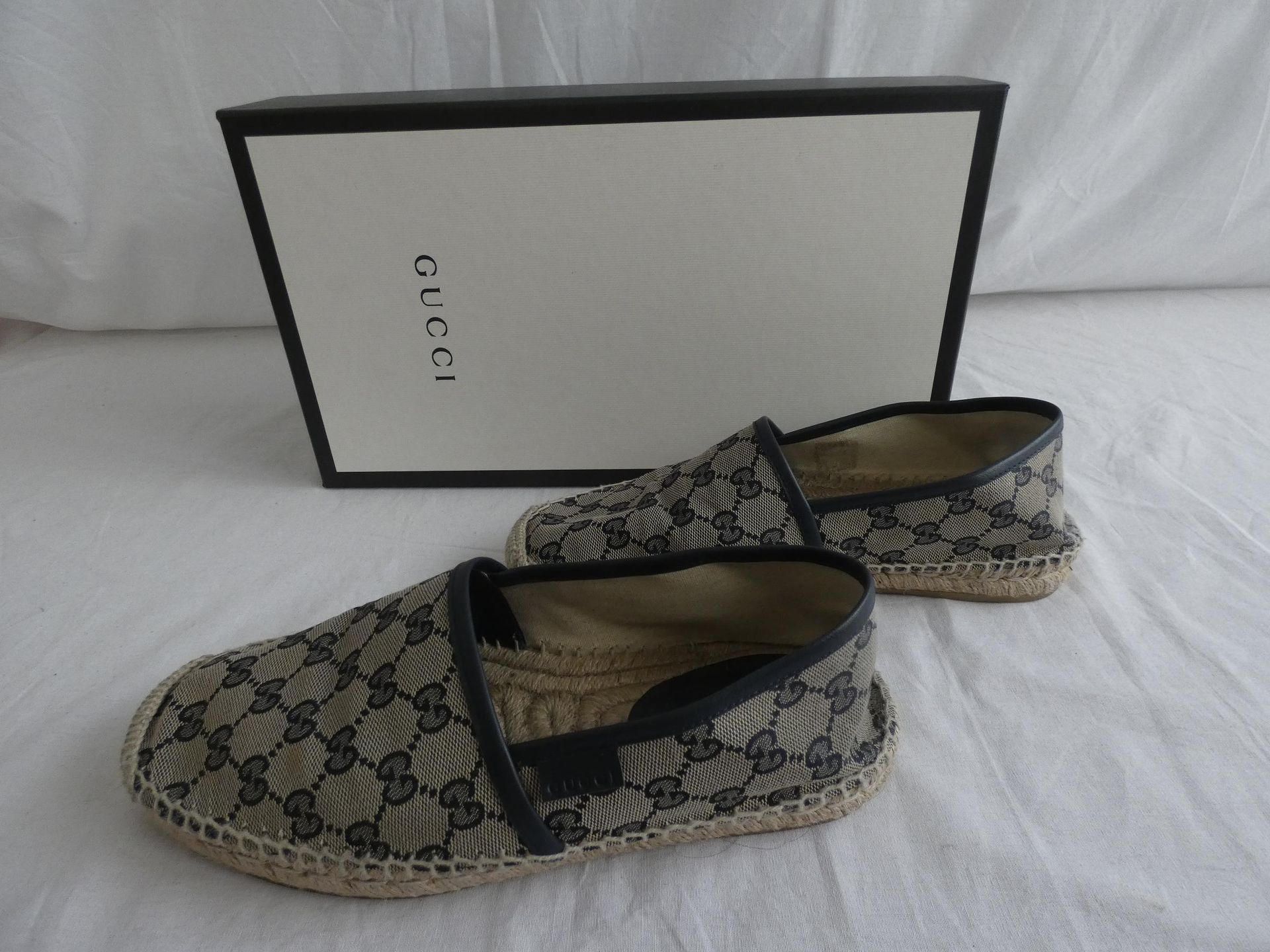 Null 
	GUCCI

Pair of espadrilles in canvas with GG navy logo, beige chinée, rub&hellip;