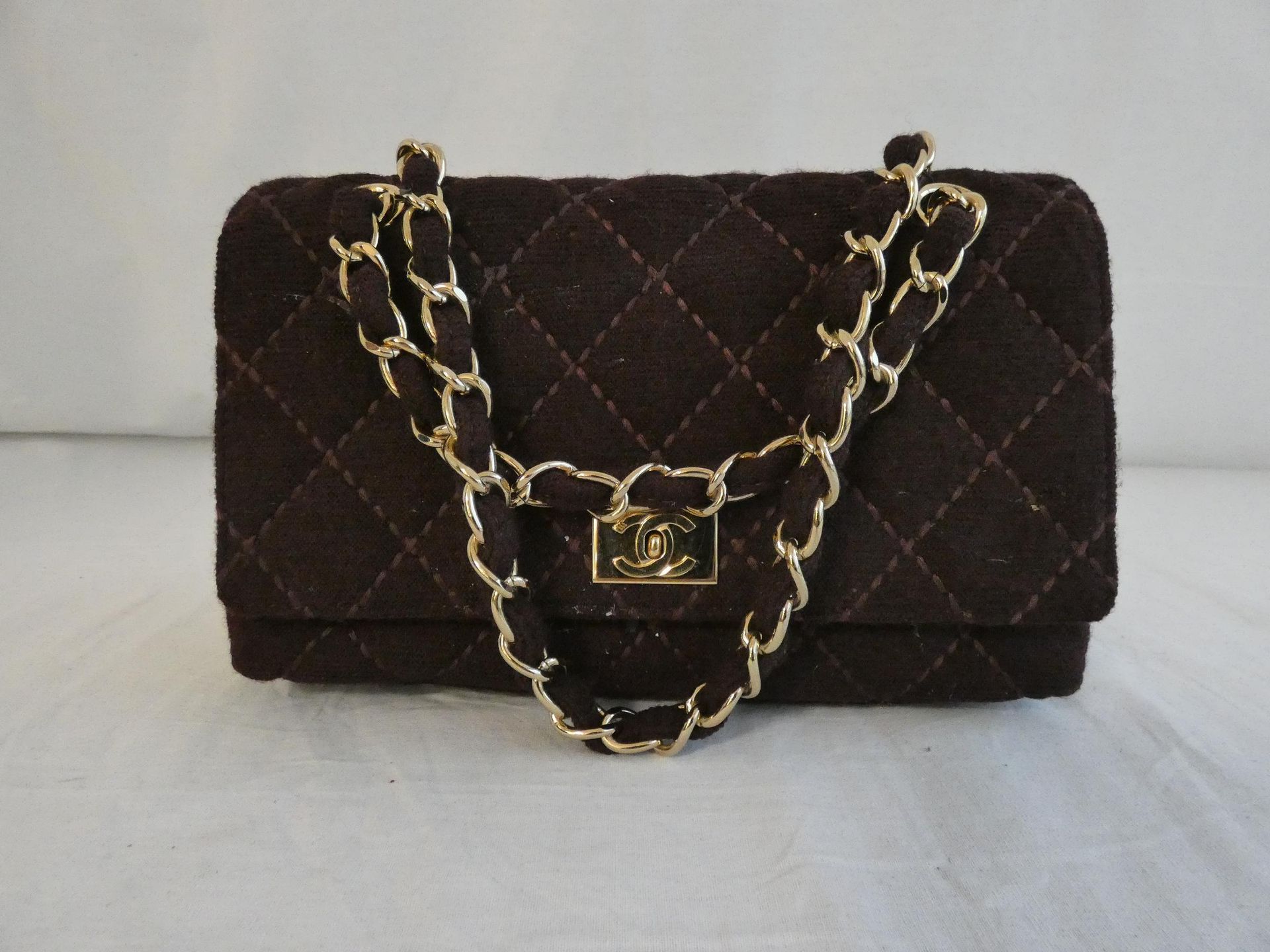 Null 
CHANEL circa 2002

Bag 22cm in burgundy quilted wool, gold metal 'CC' clas&hellip;