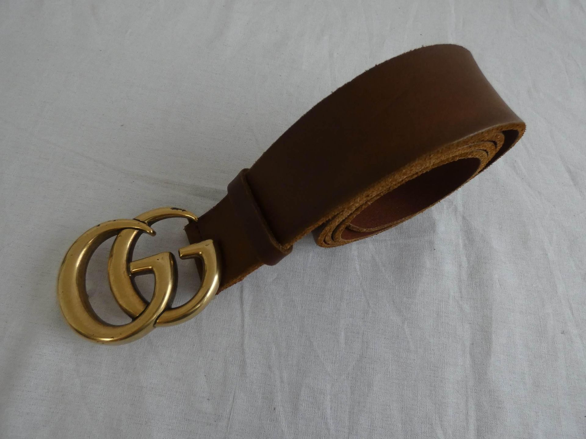 Null 
	GUCCI

Belt 40mm in natural patinated calfskin, buckle 'GG' in gold metal&hellip;