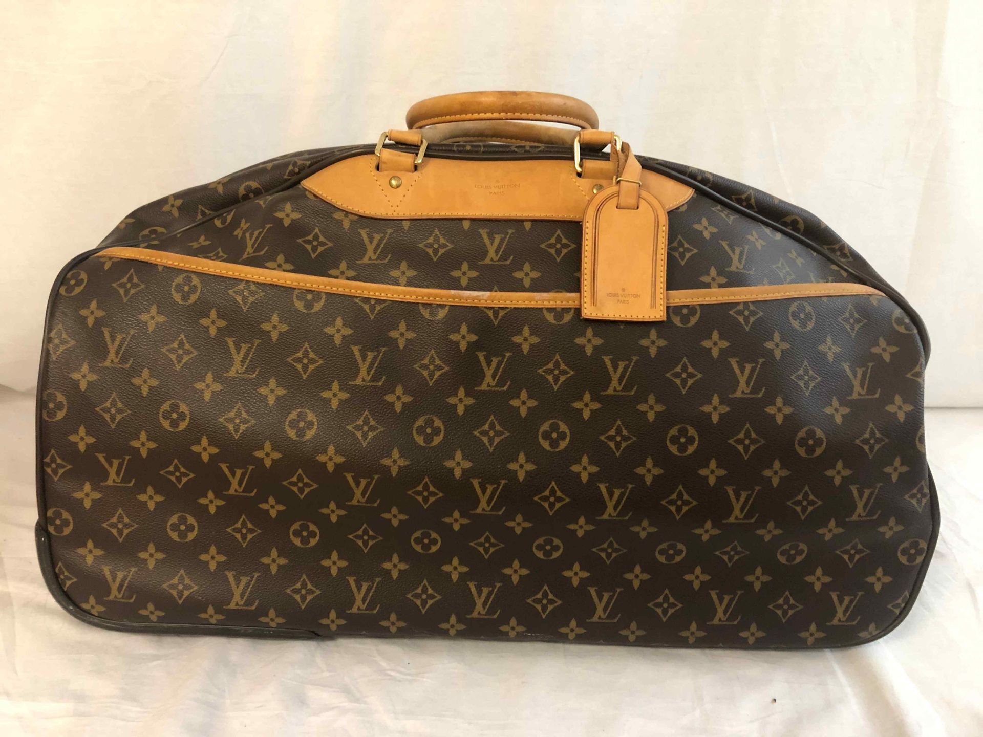 Null 
	Louis VUITTON year 2009

Suitcase with wheels 'Eole' in Monogram canvas a&hellip;