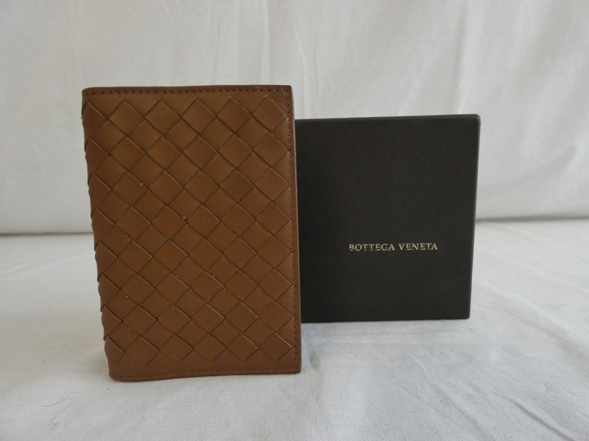 Null 
	Bottega VENETA

Hazelnut Intrecciato lambskin leather cardholder. New con&hellip;