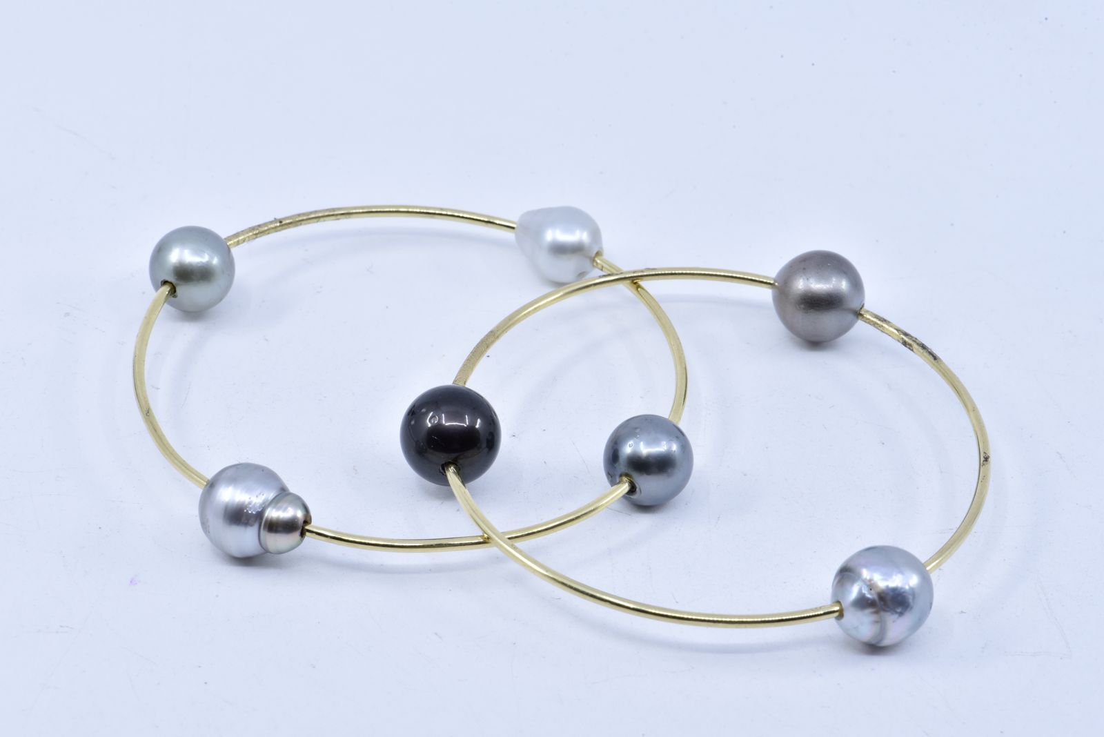 Null 
Dos brazaletes, uno con cuatro perlas de Tahití de 10 a 11 mm de diámetro.&hellip;