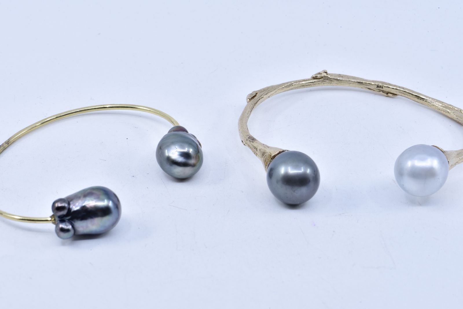 Null 
	Bracelet semi-jonc orné d'une perle de culture baroque à chaque extrémité&hellip;