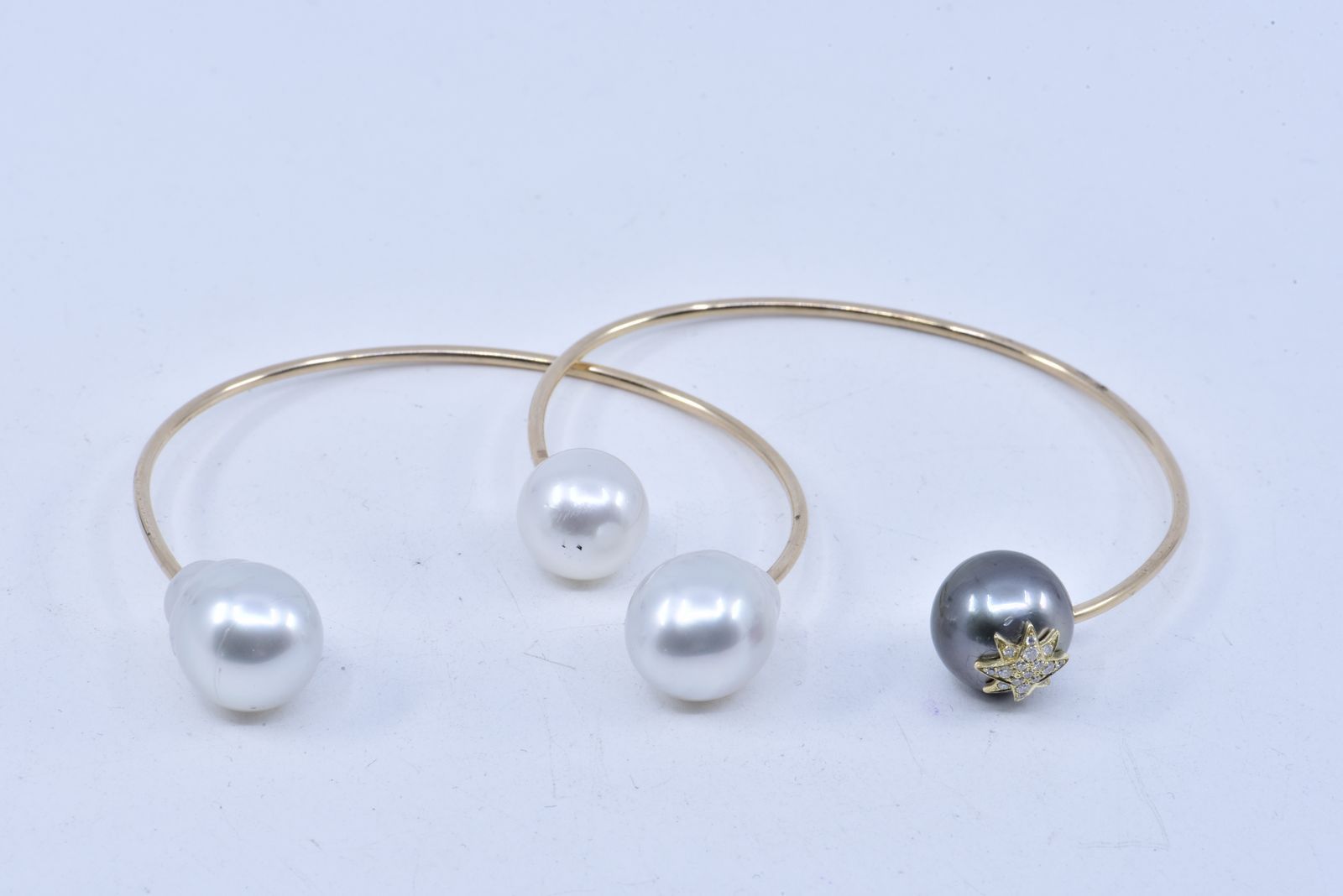 Null 
	 Semi-junky bracelet decorated with a baroque cultured pearl at each end.&hellip;