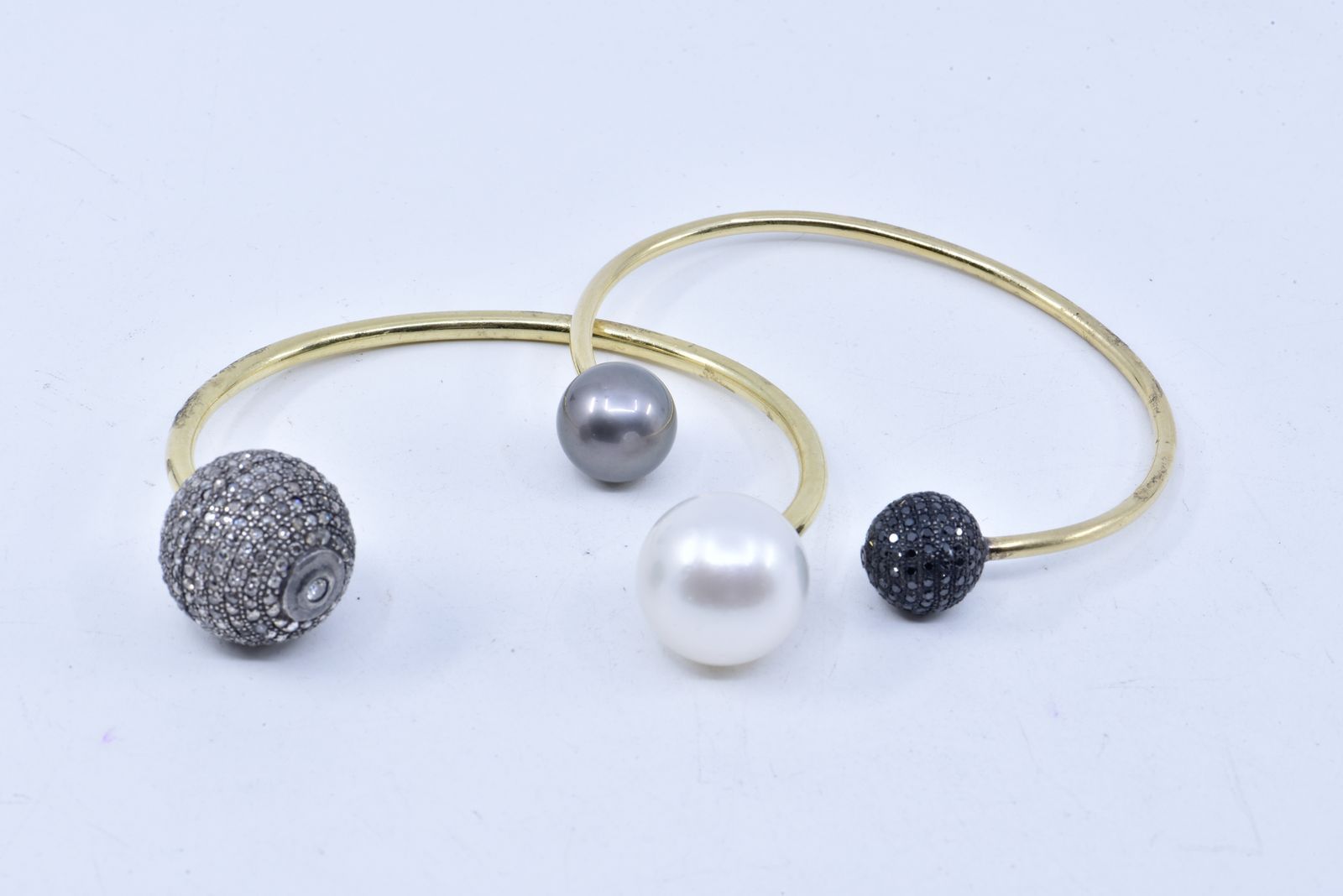 Null 
	Bracciale semi-junky con una perla coltivata a un'estremità e una sfera d&hellip;