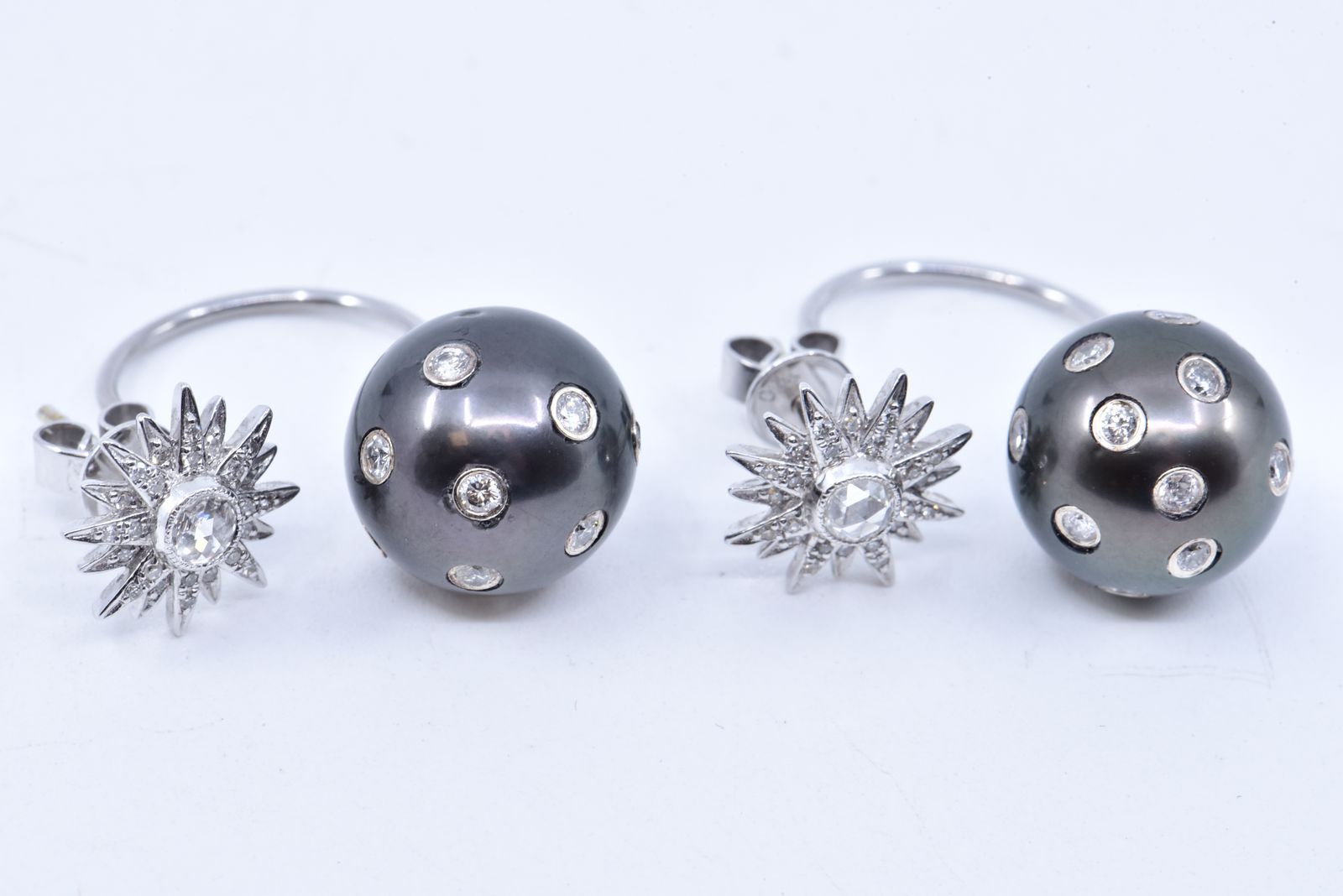 Null 
	 一对由珍珠和小型明亮式切割钻石组成的耳钉。

耳钉代表着一朵花，中间镶嵌着一颗冠状的玫瑰式切割钻石，花瓣上镶嵌着8/8的小钻石。

，框架为18&hellip;