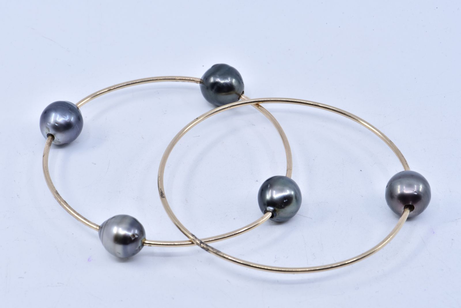 Null 
	Bracelet jonc serti de quatre perles de Tahiti ayant un diamètre de 11 à &hellip;