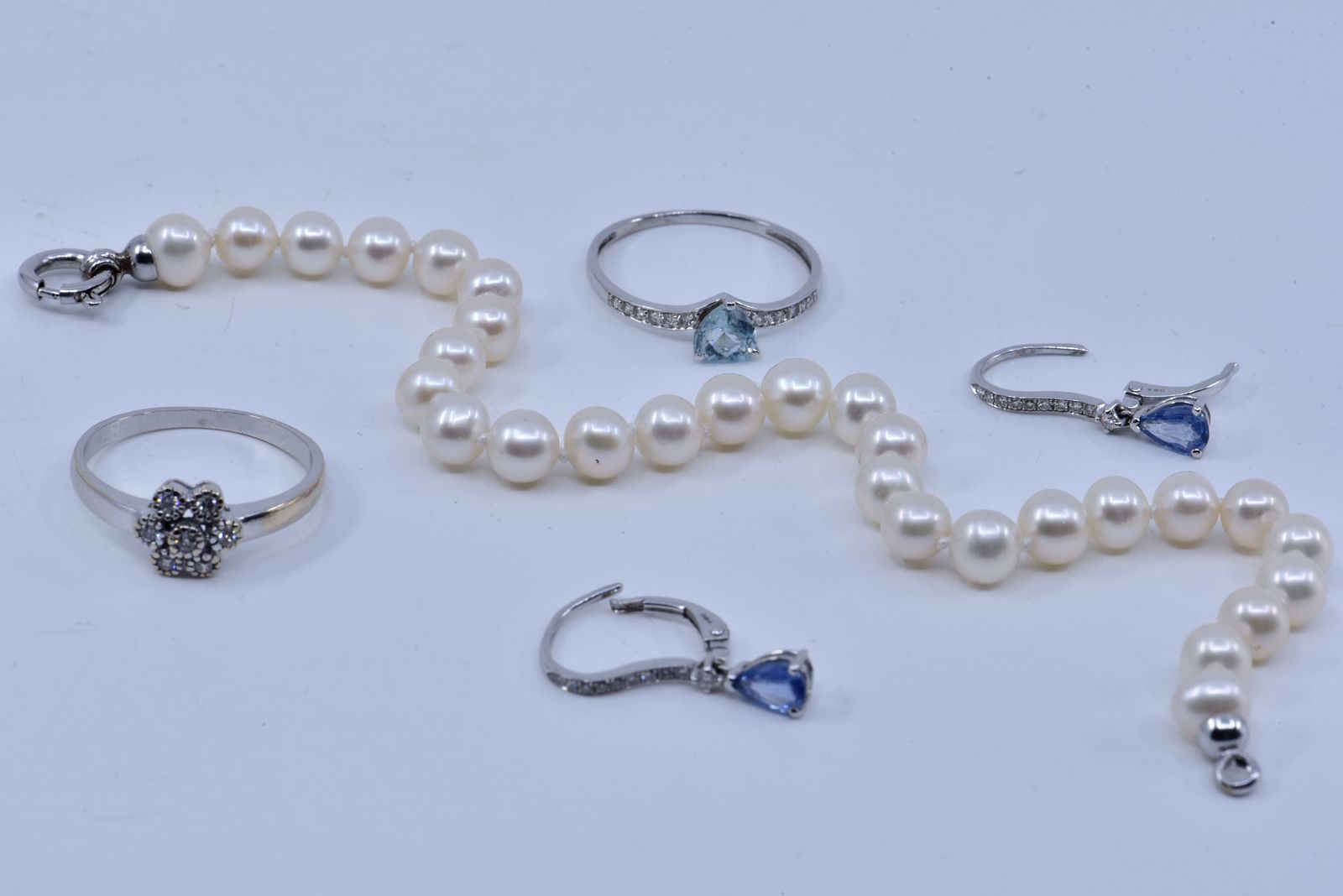 Null 
	镶嵌有心形刻面蓝宝石的小戒指。

戒指上镶嵌的小型明亮式切割钻石组合成一个花环。

一对耳环，每只都镶嵌着一颗梨形的蓝色宝石，镶嵌物上装饰着白色的&hellip;