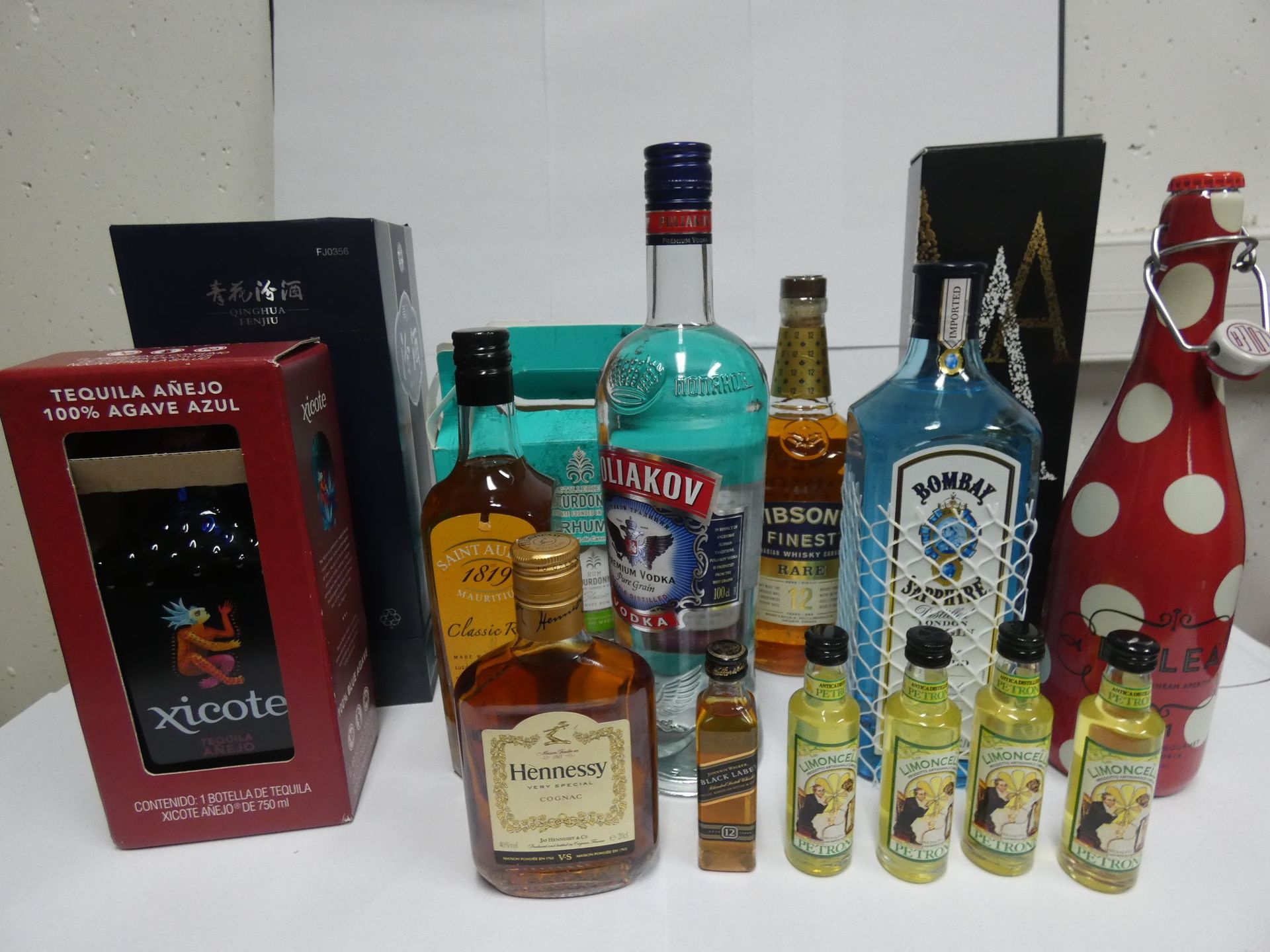 Null 
	Lotto di bottiglie di alcolici e scatola: 

 - Bombay Sapphire Gin (1l) 
&hellip;