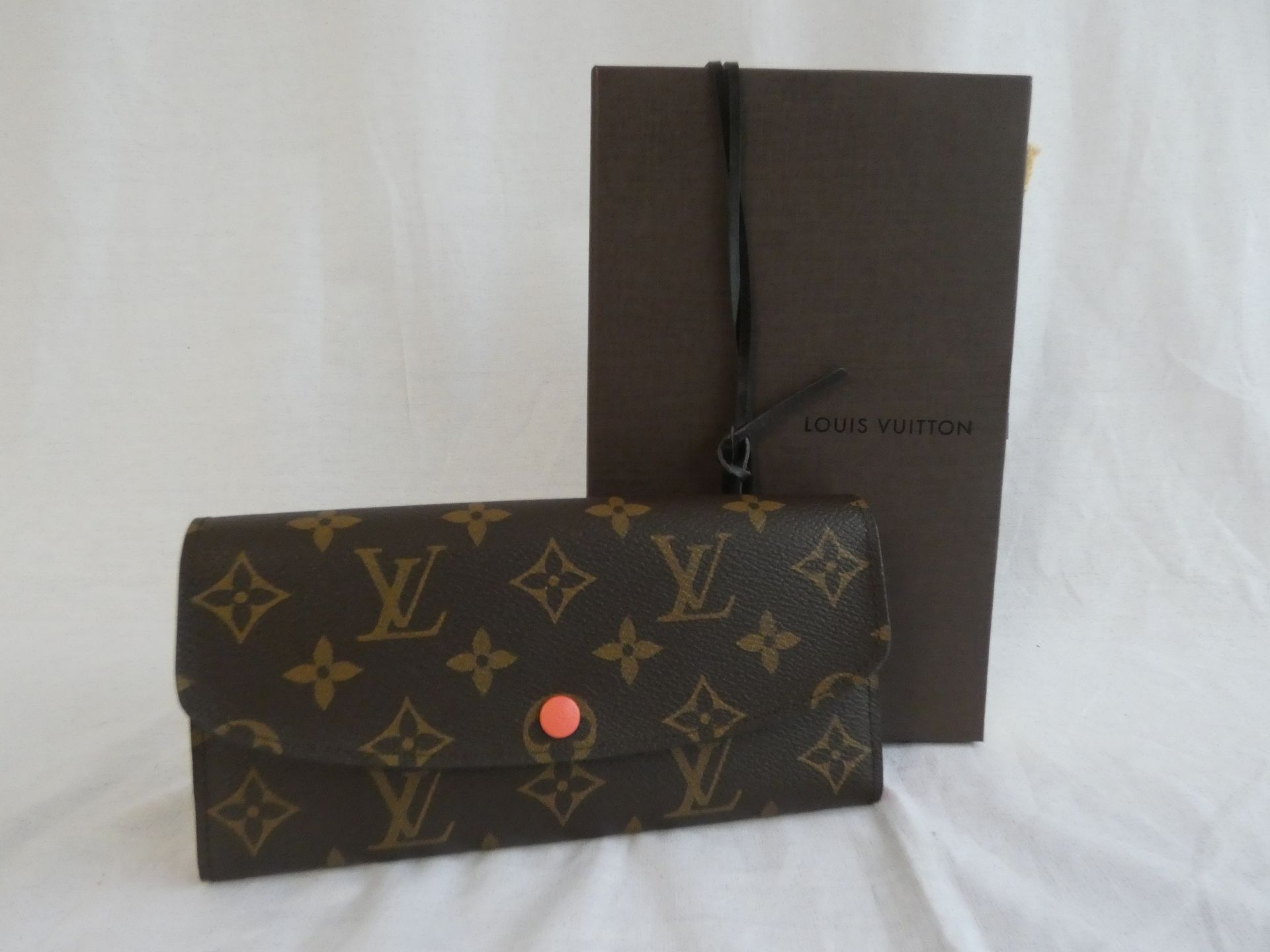 Null 
	Louis VUITTON year 2016

Wallet 'Emilie' in Monogram canvas and coral lea&hellip;