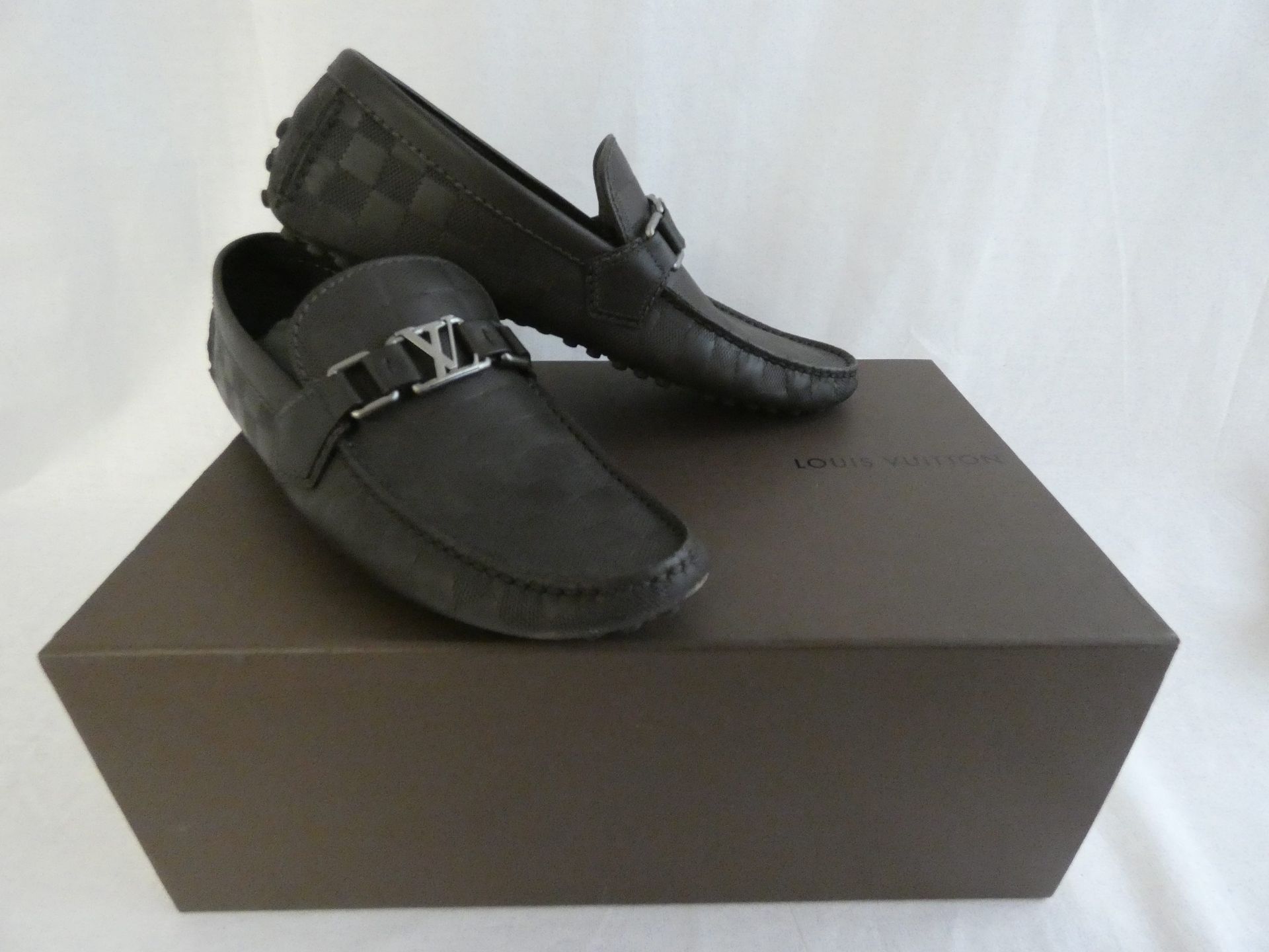 Null 
	路易-威登（Louis VUITTON）2012年

一双无限格纹小牛皮软皮鞋，鞋面饰有首字母扣，橡胶鞋底。T.6,5.状况良好（略有磨损，有痕迹&hellip;