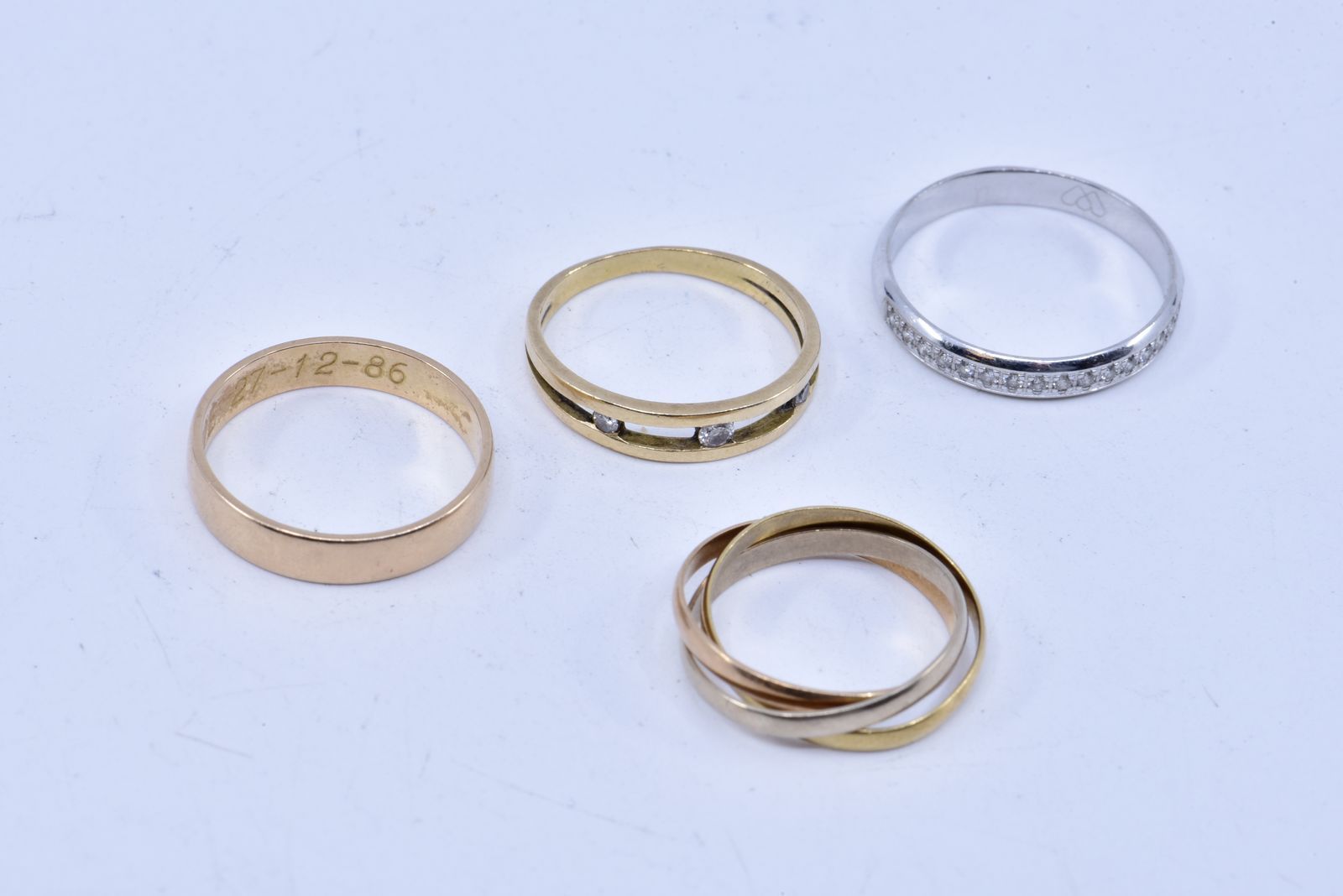 Openwork ring holding three small brilliant-cut diamonds…
