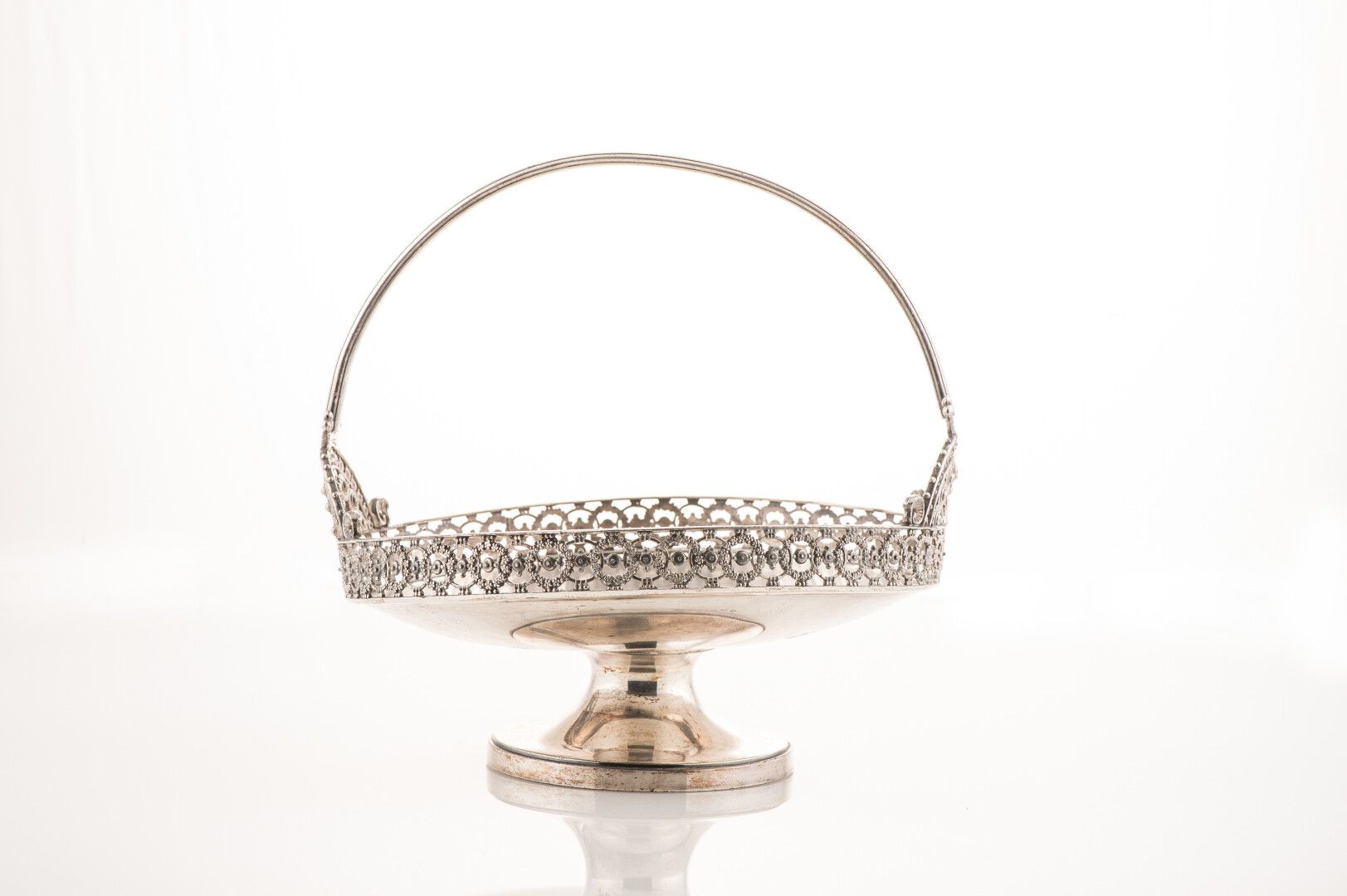 Null MERIDEN BRITANNIA COMPANY. A silver-plated basket on a pedestal, the bottom&hellip;