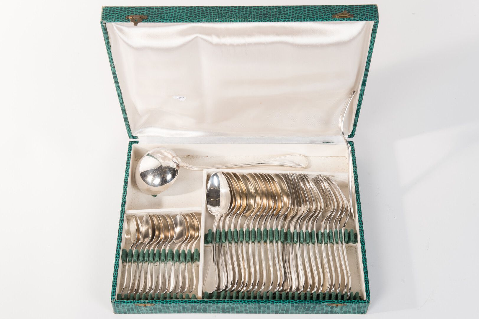 Null CHRISTOFLE.镀银金属套装，阿尔比型号，包括：12个勺子，12个叉子，12个甜点勺子和1个勺子，装在一个箱子里。