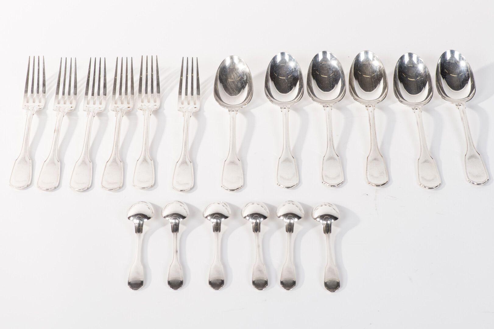Null 银质拍品，Minerva标记包括：一套6个叉子，6个勺子和6个甜点勺子。金匠CARDEILHAC (总重量 : 1140 g)
