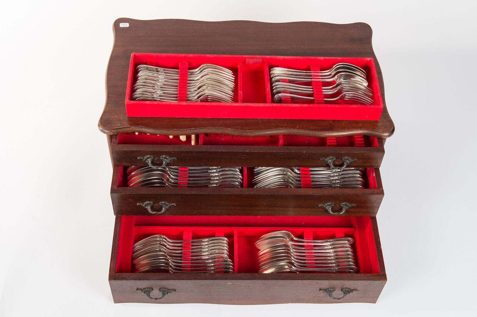 Null 一套银质家庭用品的一部分，Minerva标记，刺叶模型，包括：12个勺子，12个叉子，12个甜点勺子，18个甜点叉子和17个甜点勺子，手柄标有GK。金&hellip;