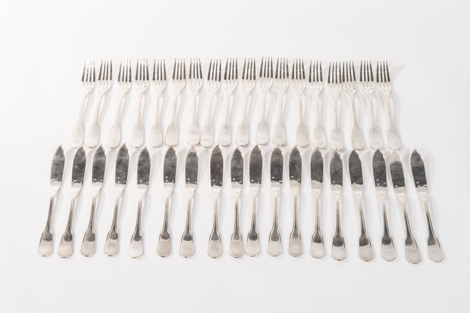 Null Set di 18 forchette e 18 coltelli da pesce in argento, marchio Minerve. Ora&hellip;