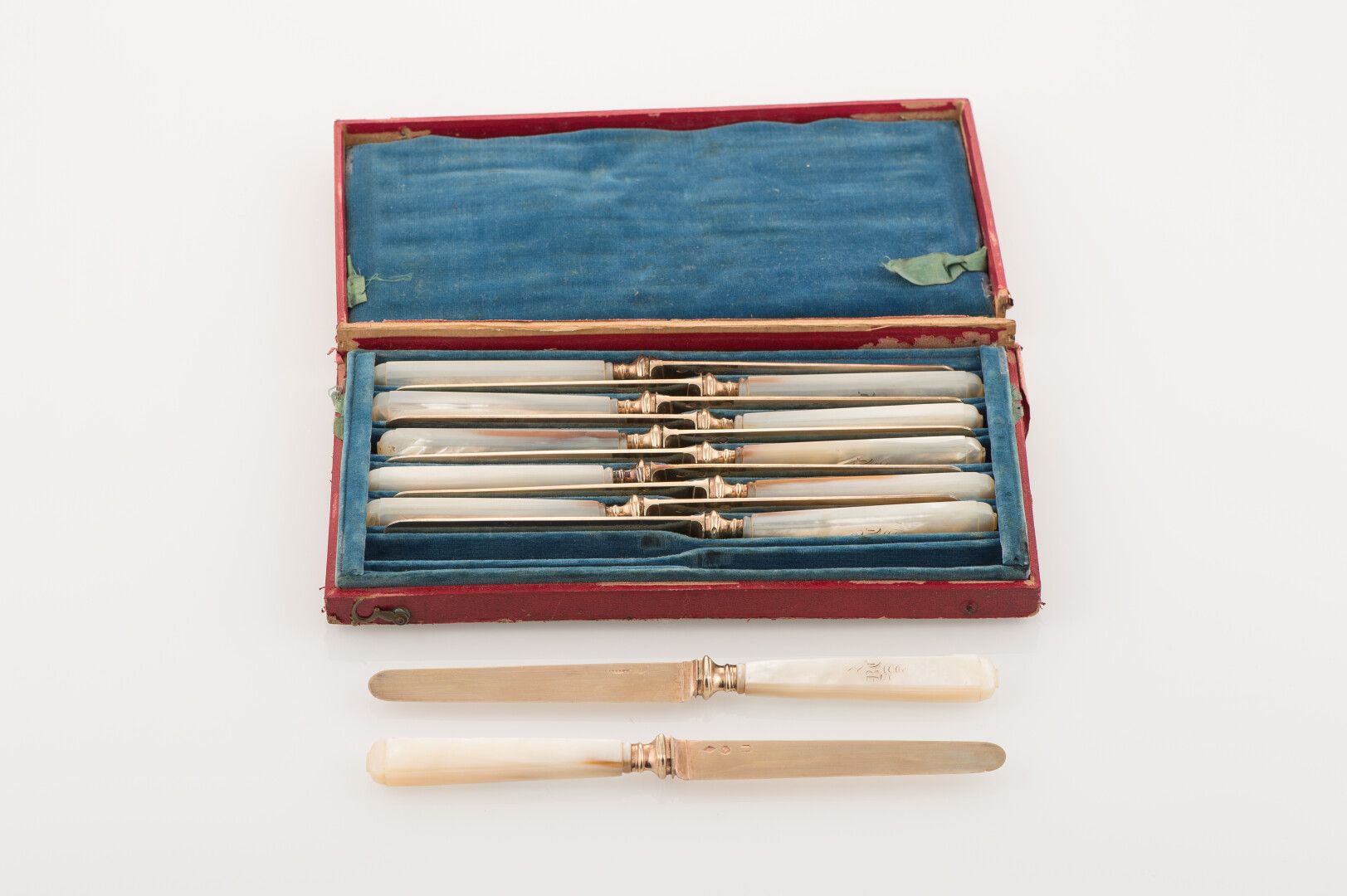Null Suite von 12 Obstmessern, Vermeilklingen gestempelt Vieillard (1819-1838), &hellip;