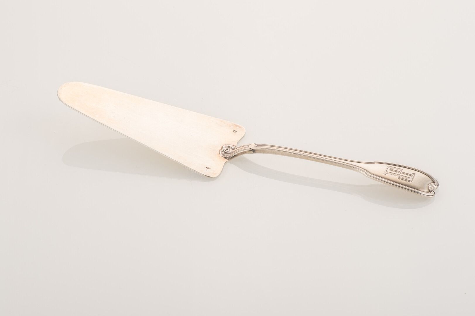 Null 一个Minerva银制馅饼器，风格化的锉刀壳模型，刻有 "JP"。Goldsmith Hénin et Cie (重量 : 126 g)