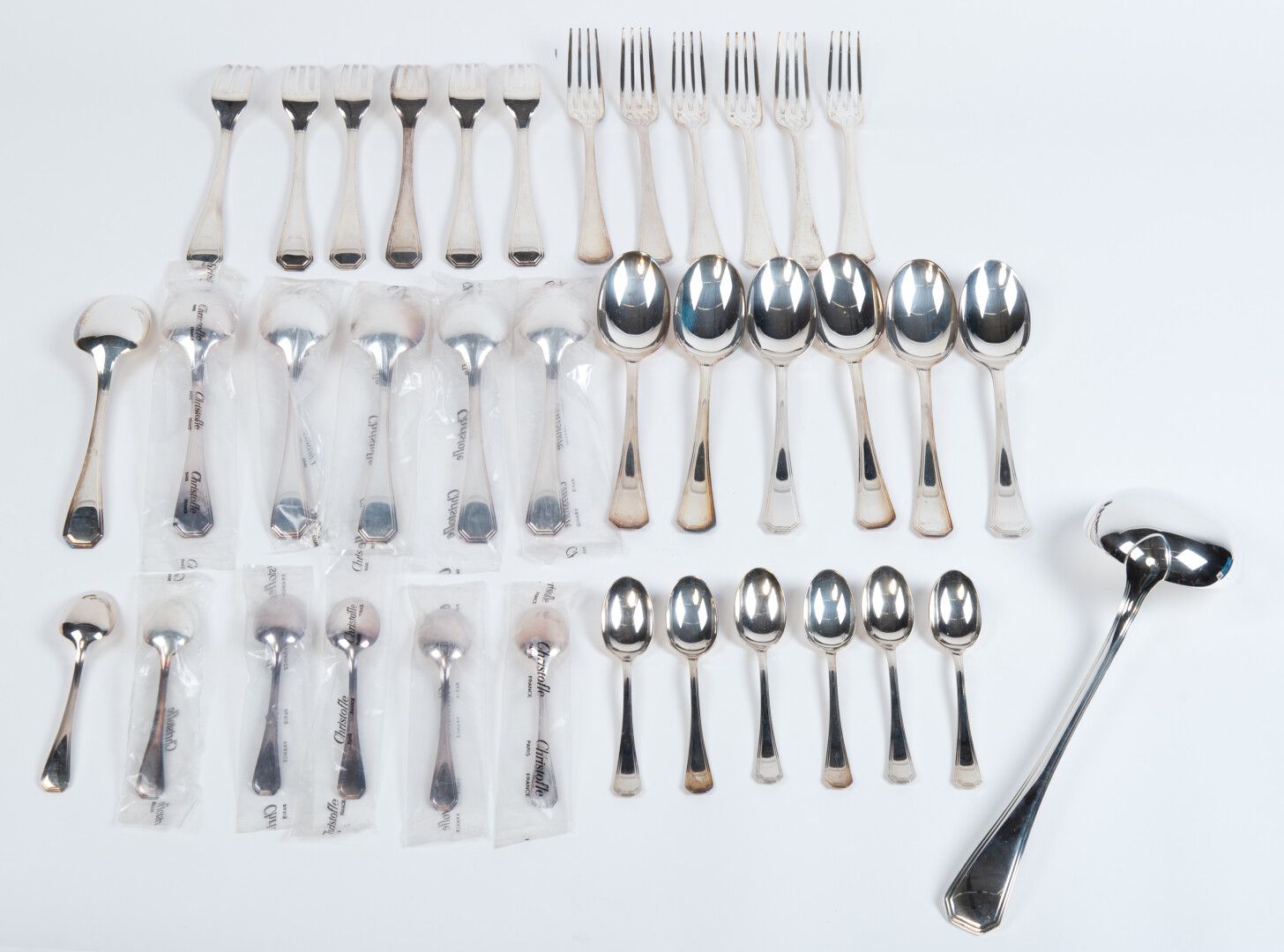 Null CHRISTOFLE.一套镀银餐具，美国型号，包括：12把叉子，12把勺子，12把茶匙和一个勺子（状况良好，一些餐具在泡壳包装中）。