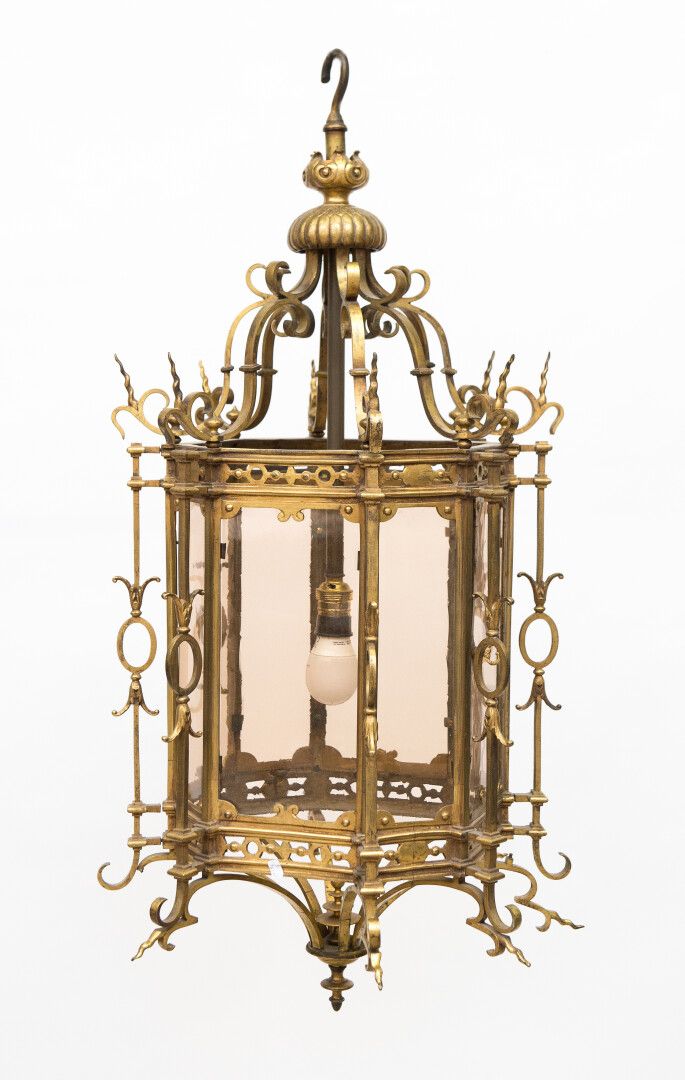 Null 
Un'importante lanterna ottagonale in stile neogotico in ormolu con una luc&hellip;