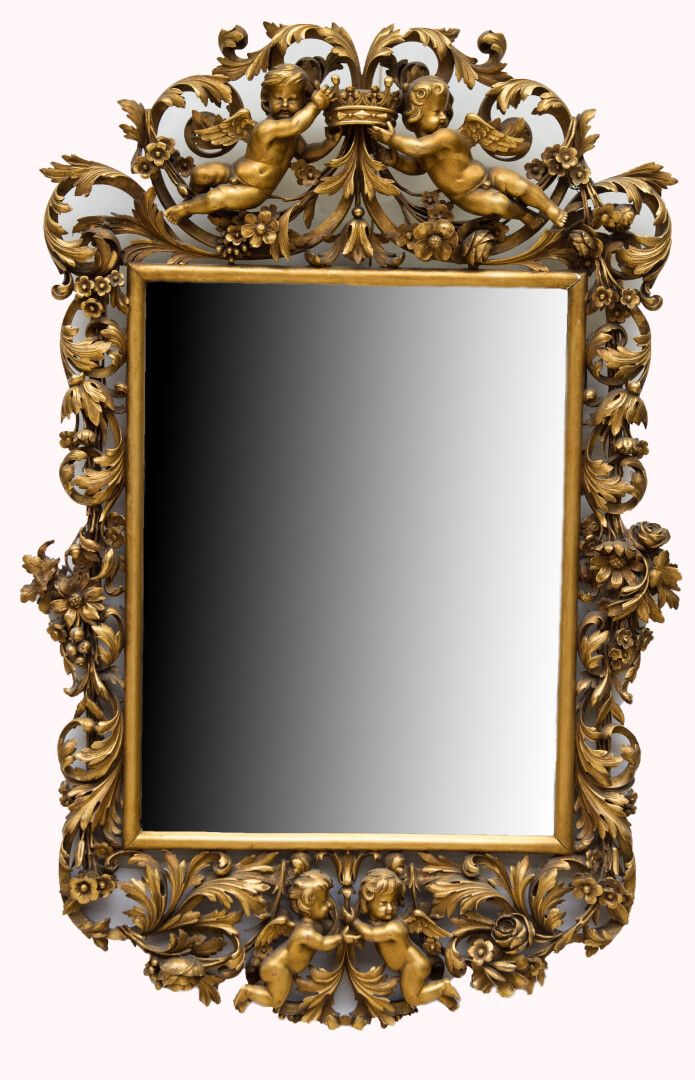 Null Miroir en bois doré à décor de larges rinceaux ajourés, le fronton orné de &hellip;