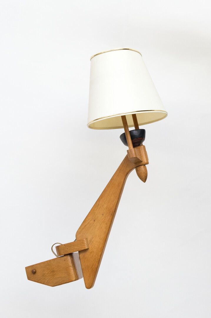 Null 你的房子 - 罗伯特-吉列尔梅（1913-1990）和雅克-尚布隆（1914-2001）。

浅橡木壁灯，带可调节灯臂，黑色搪瓷插座（高：64厘米