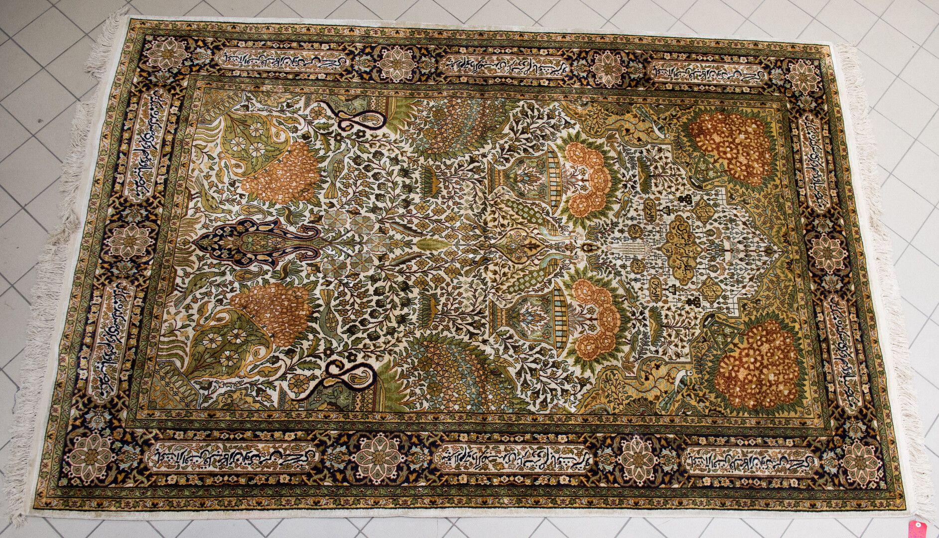 Null Grand tapis Cachemire en laine et soie à décor de vases fleuris et oiseaux &hellip;