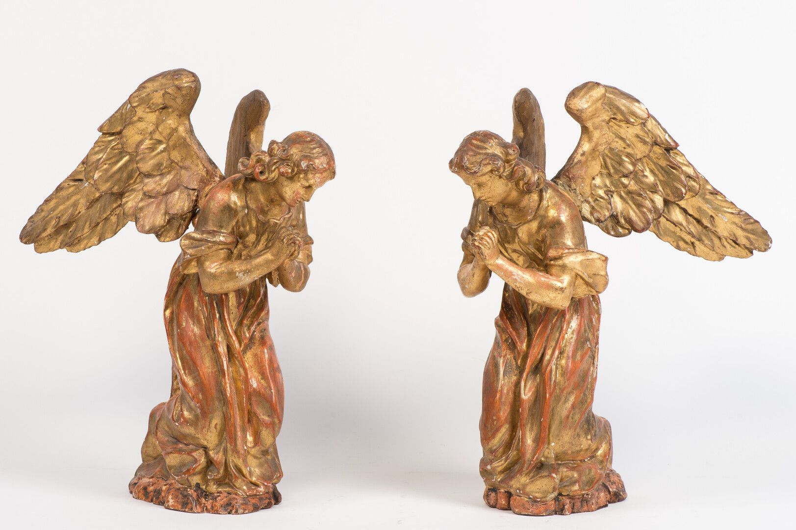 Null Paire d'anges d'autel en bois sculpté et doré, représentés agenouillés, les&hellip;