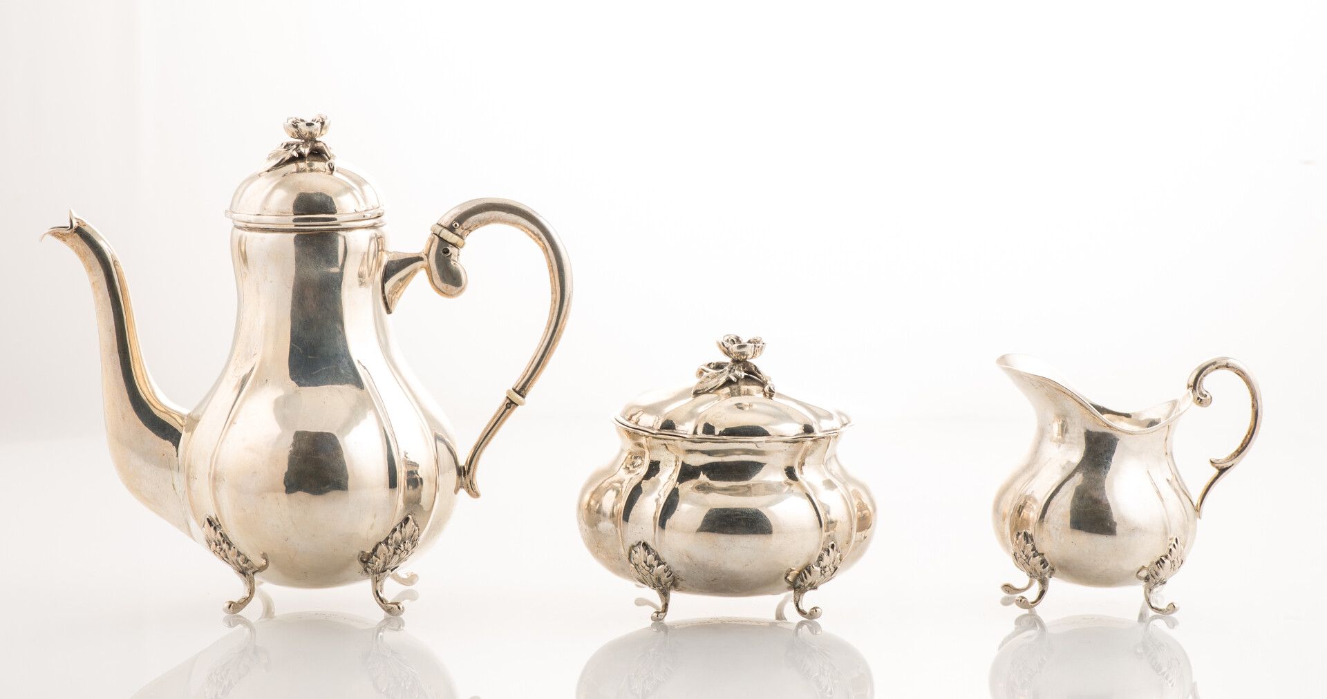 Null 一套银质的自助咖啡器具，包括一个咖啡壶，一个有盖糖碗和一个牛奶壶，花形手柄，背面刻有 "Gunvor Fernstrom"。瑞典（总重量：680克）（&hellip;