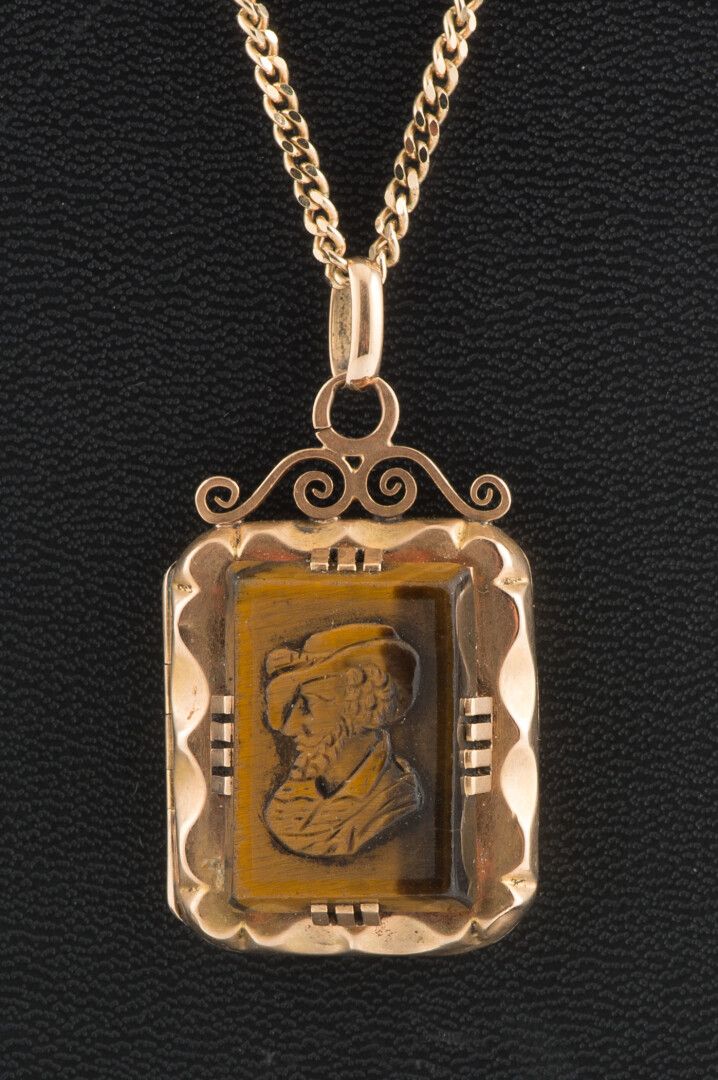 Null Pendentif souvenir en or jaune 750 millièmes orné d'un camée oeil-de-tigre &hellip;