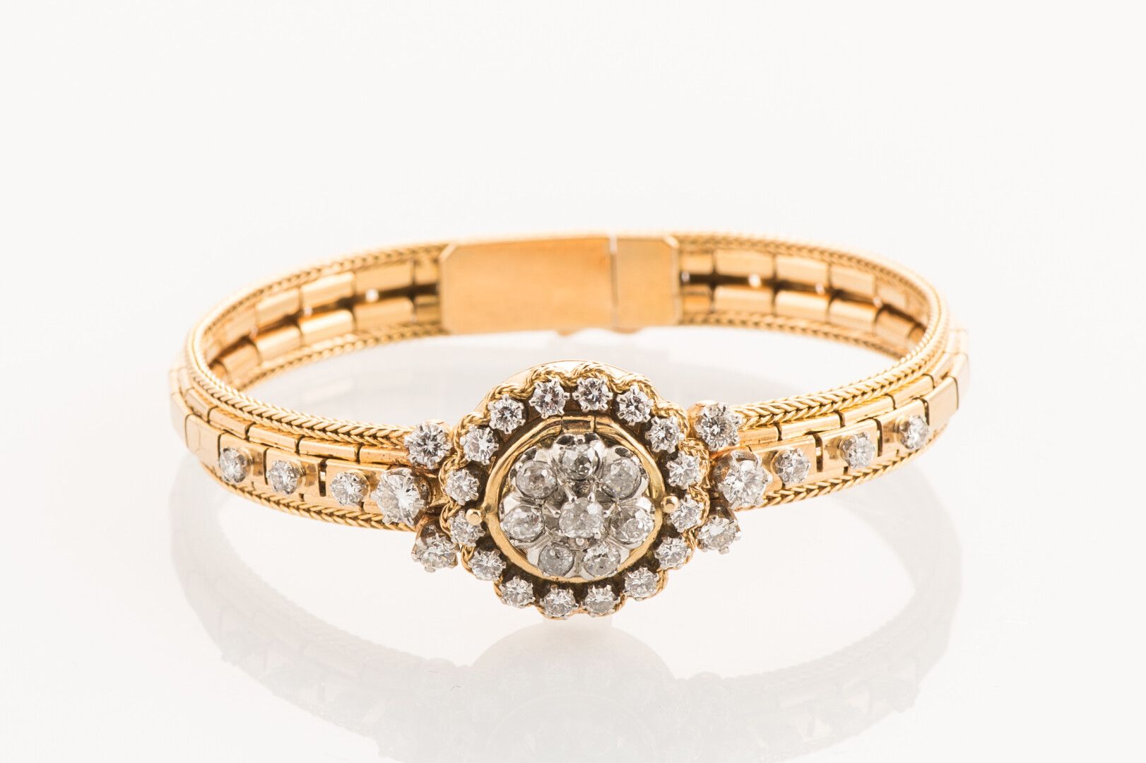 Null Montre bracelet de dame en or jaune 750 millièmes, ornée de 36 diamants, le&hellip;