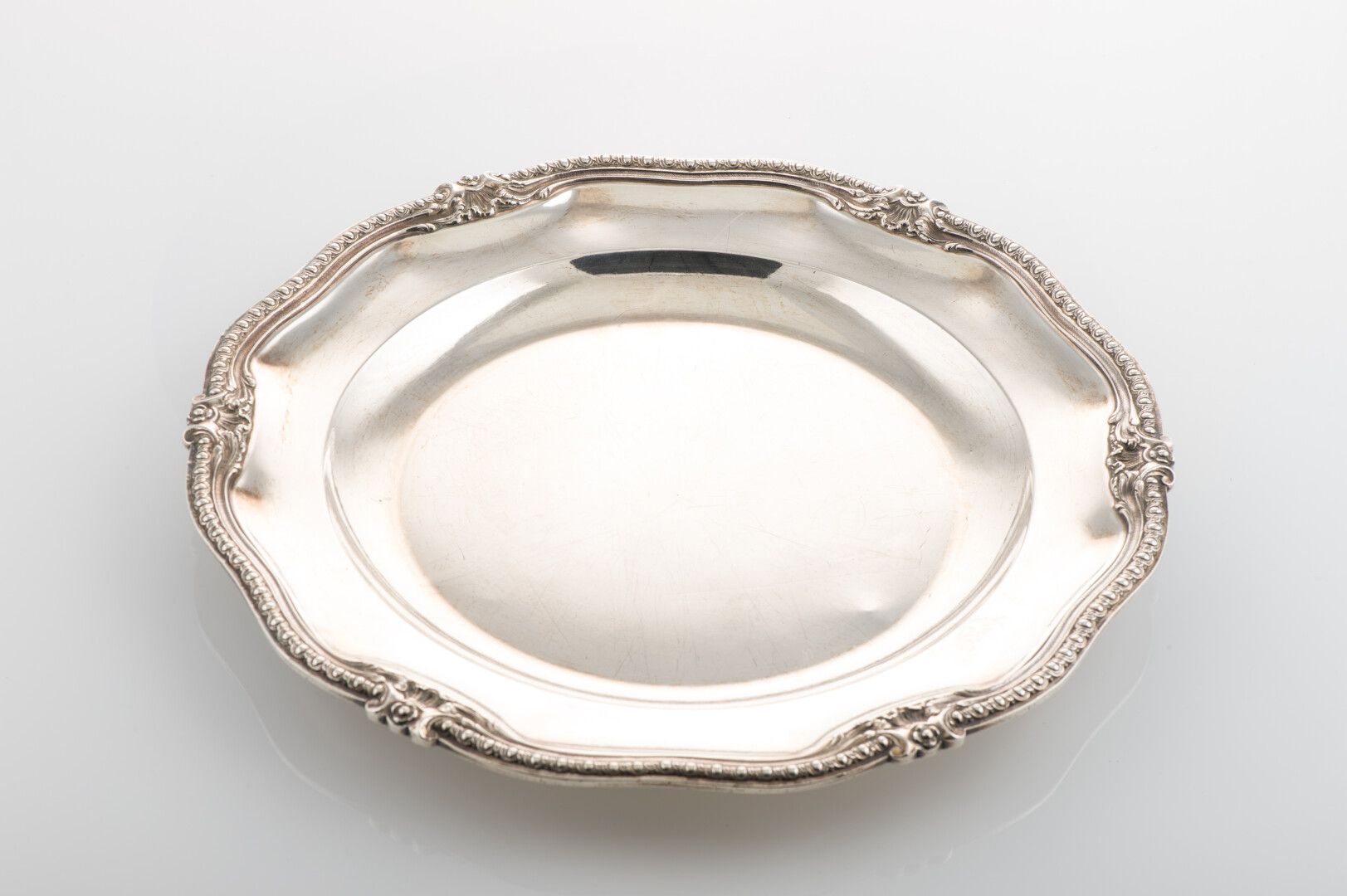 Null Plato circular de plata con bordes festoneados, sello de Minerva, decorado &hellip;