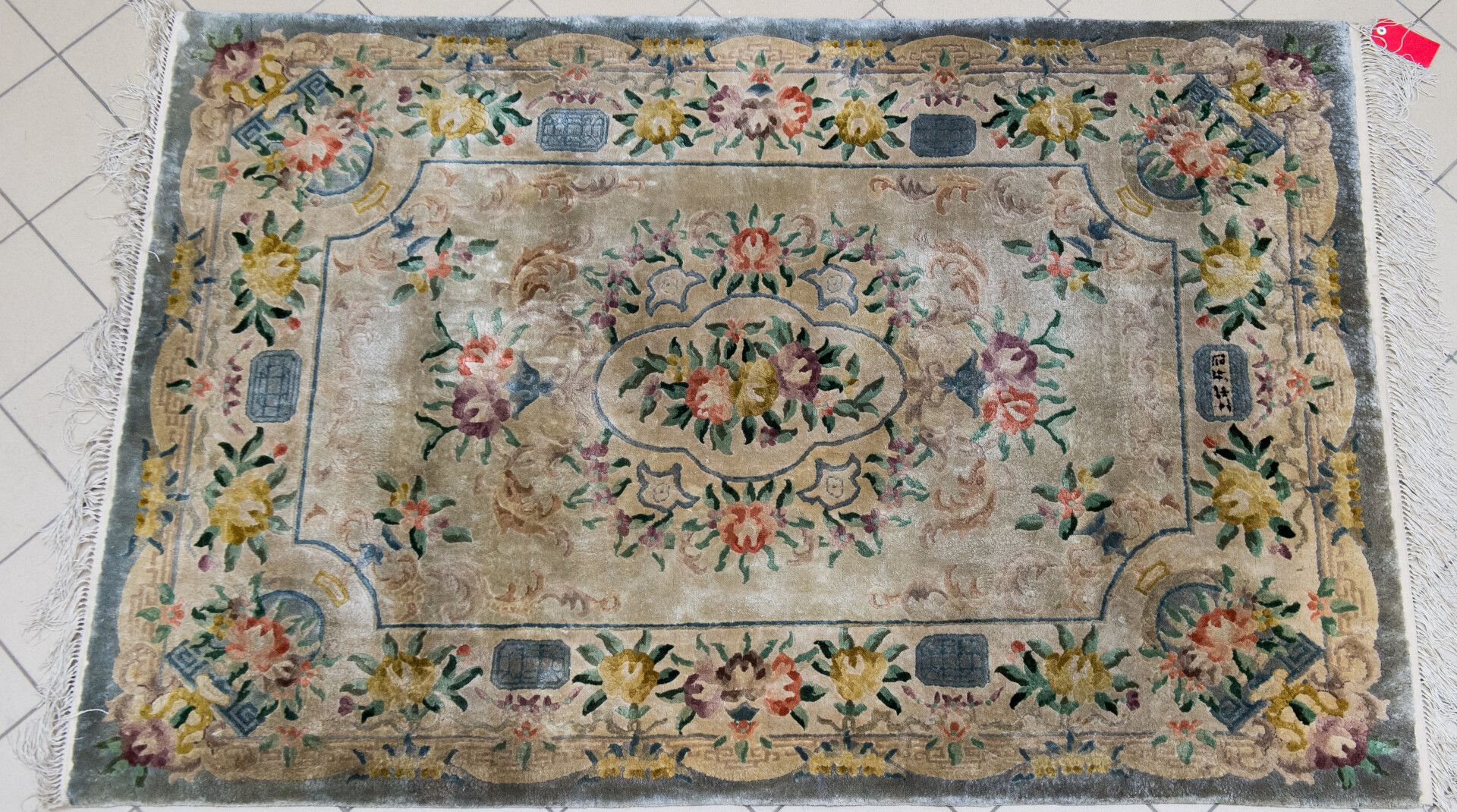 Null 中国羊毛和丝绸地毯，四角有花卷和花瓶（180 x 125厘米