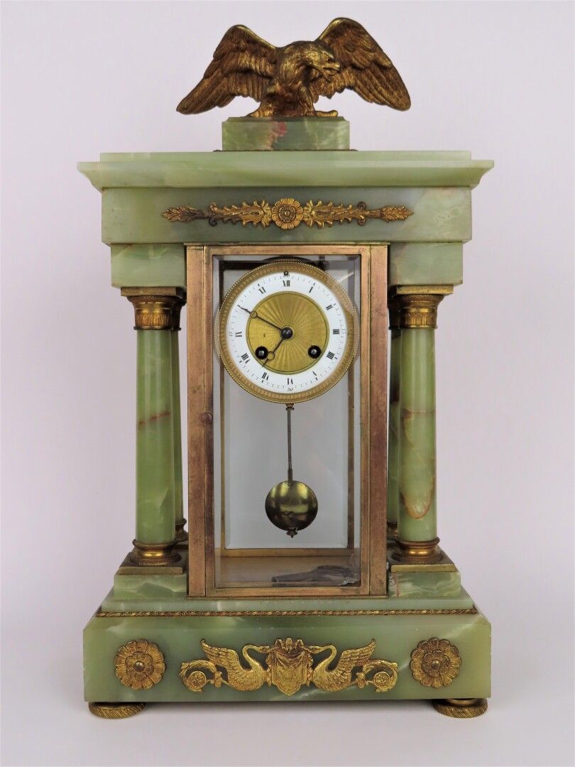 Null 缟玛瑙门廊钟，带有凹槽和鎏金铜装饰，部分白色珐琅表盘带有罗马数字，顶部是一只鹰。约1900年（52 x 28 x 14厘米）（玻璃的一角有小缺口