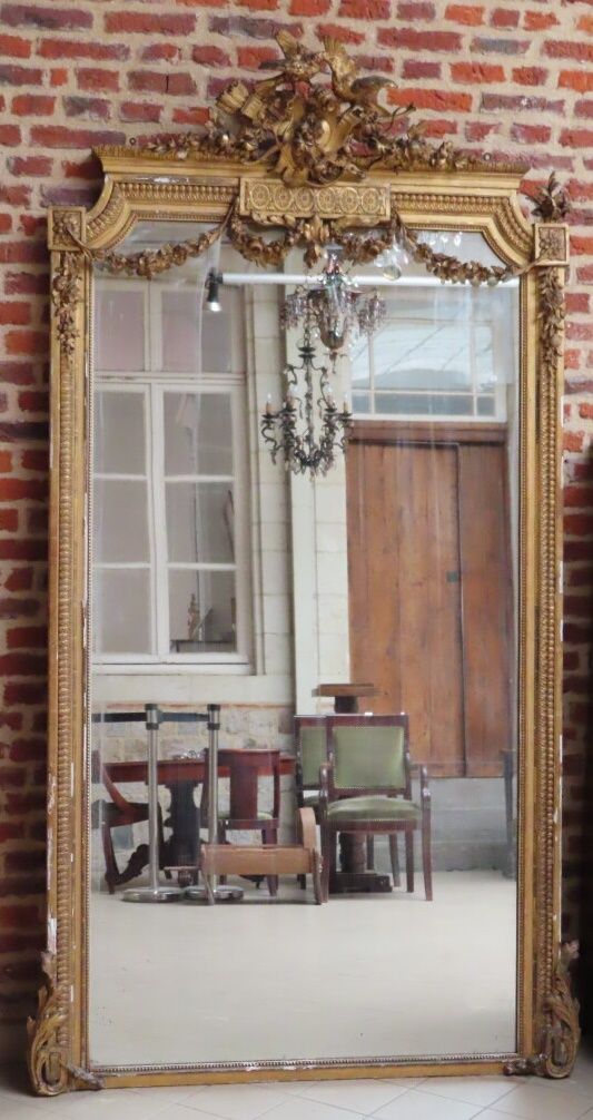 Null Important miroir en bois et stuc doré, le fronton à décor de colombes, carq&hellip;