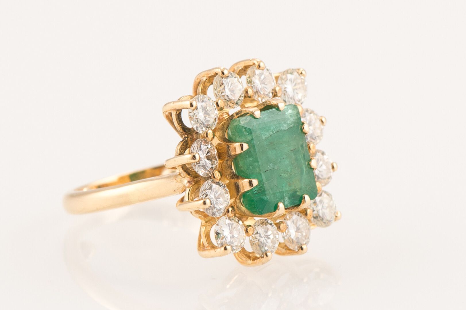 Null Yellow gold ring 750 thousandths decorated with an emerald of approximately&hellip;