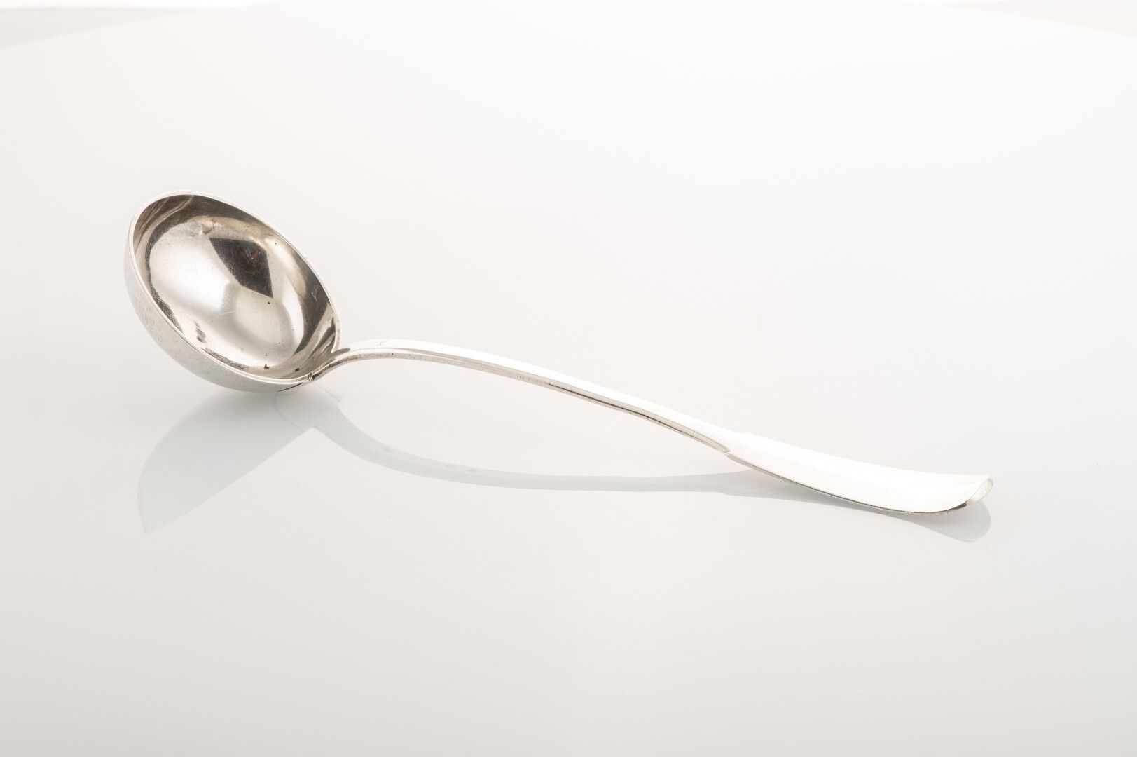 Null 银质勺子，Vieillard标志，普通型号。金匠：J. Veyrier (重量：248克)